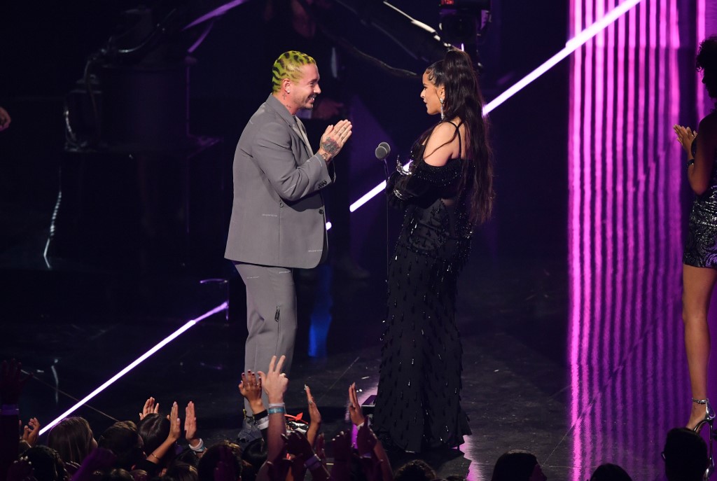 Rosalía y J Balvin en los MTV Video Music Awards 2019 (VMAs).AFP