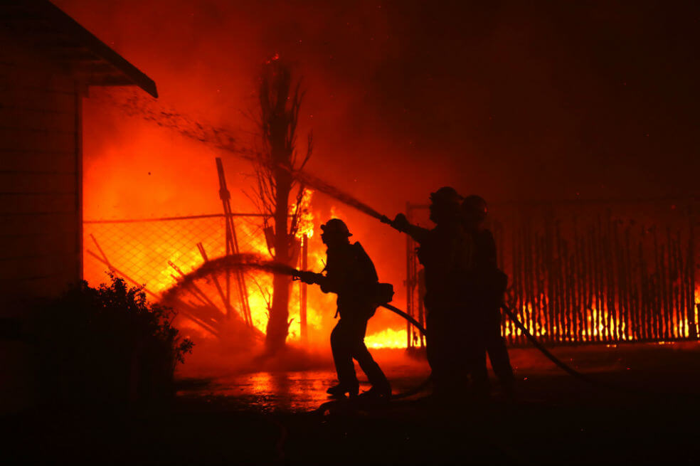 Incendios en California obligaron a evacuar a 200.000 personas y dejaron sin luz a dos millones