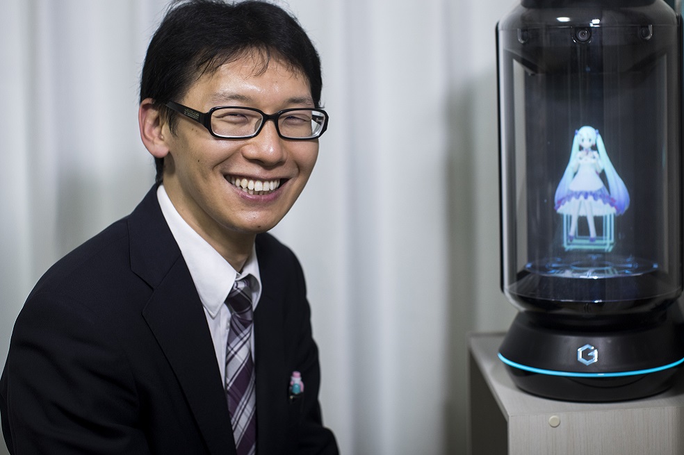 El hombre japonés que se «casó» con un holograma
