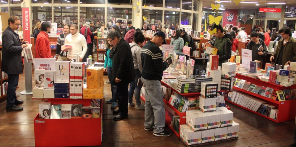 Venta nocturna de libros del Fondo de Cultura Económica