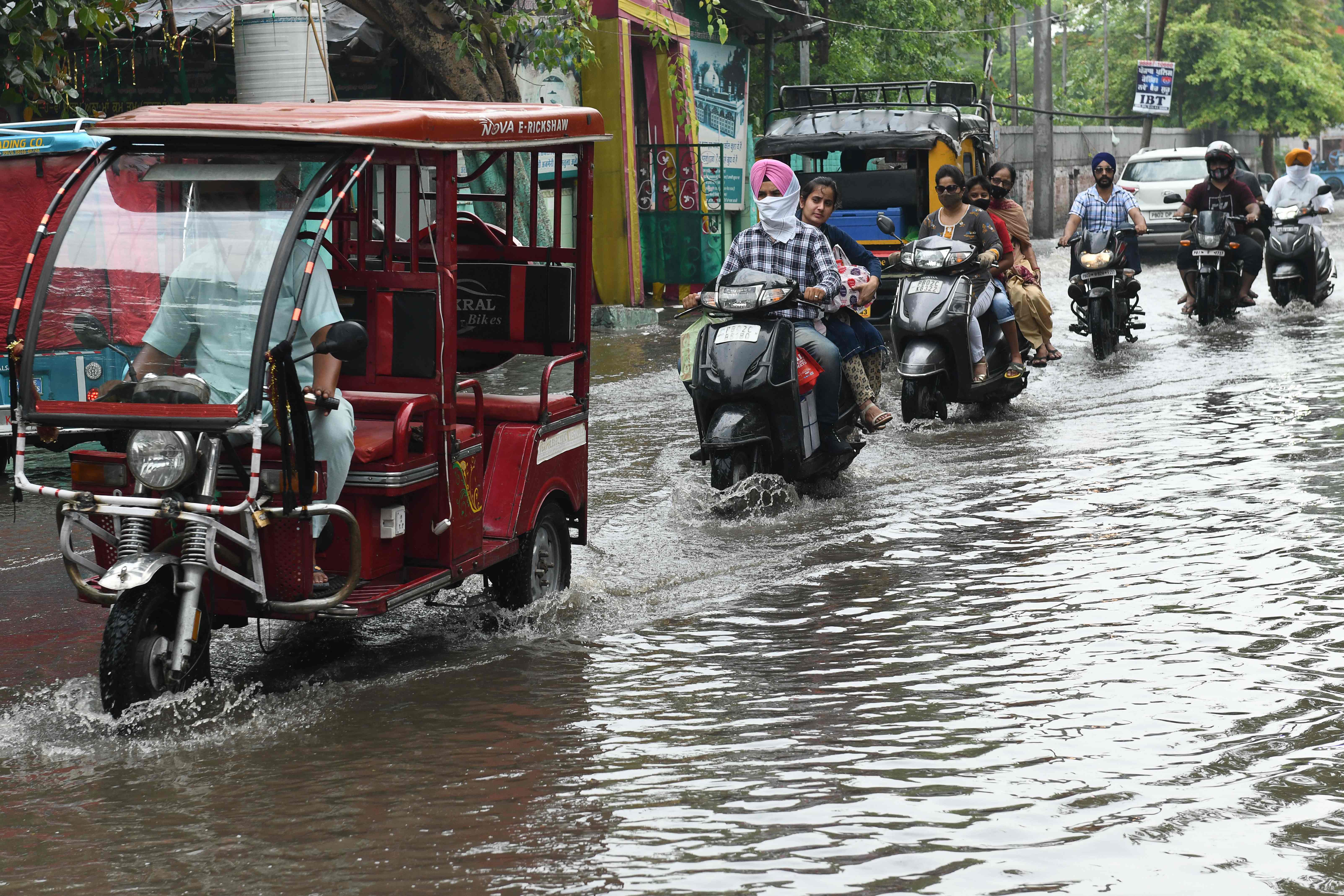 Las inundaciones y los deslizamientos de tierra son frecuentes durante la temporada de monzones en India y suele haber derrumbes de edificios mal construidos después de días de lluvia ininterrumpida.