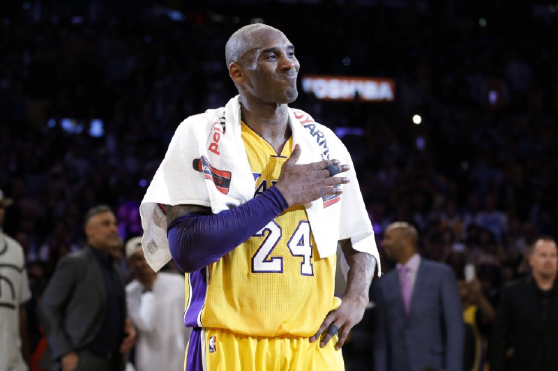 Subastan por millones de dólares camiseta de Kobe Bryant de su