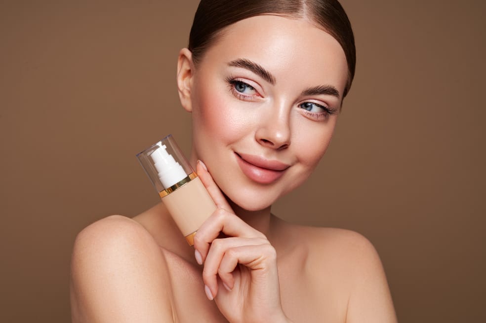 La técnica para aplicar la base de maquillaje que prefieren las francesas