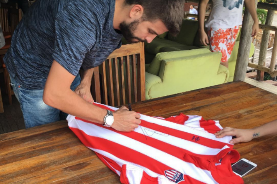 Gerard Piqué firmando una camiseta del Júnior de Barranquilla. / Instagram: 3gerardpique