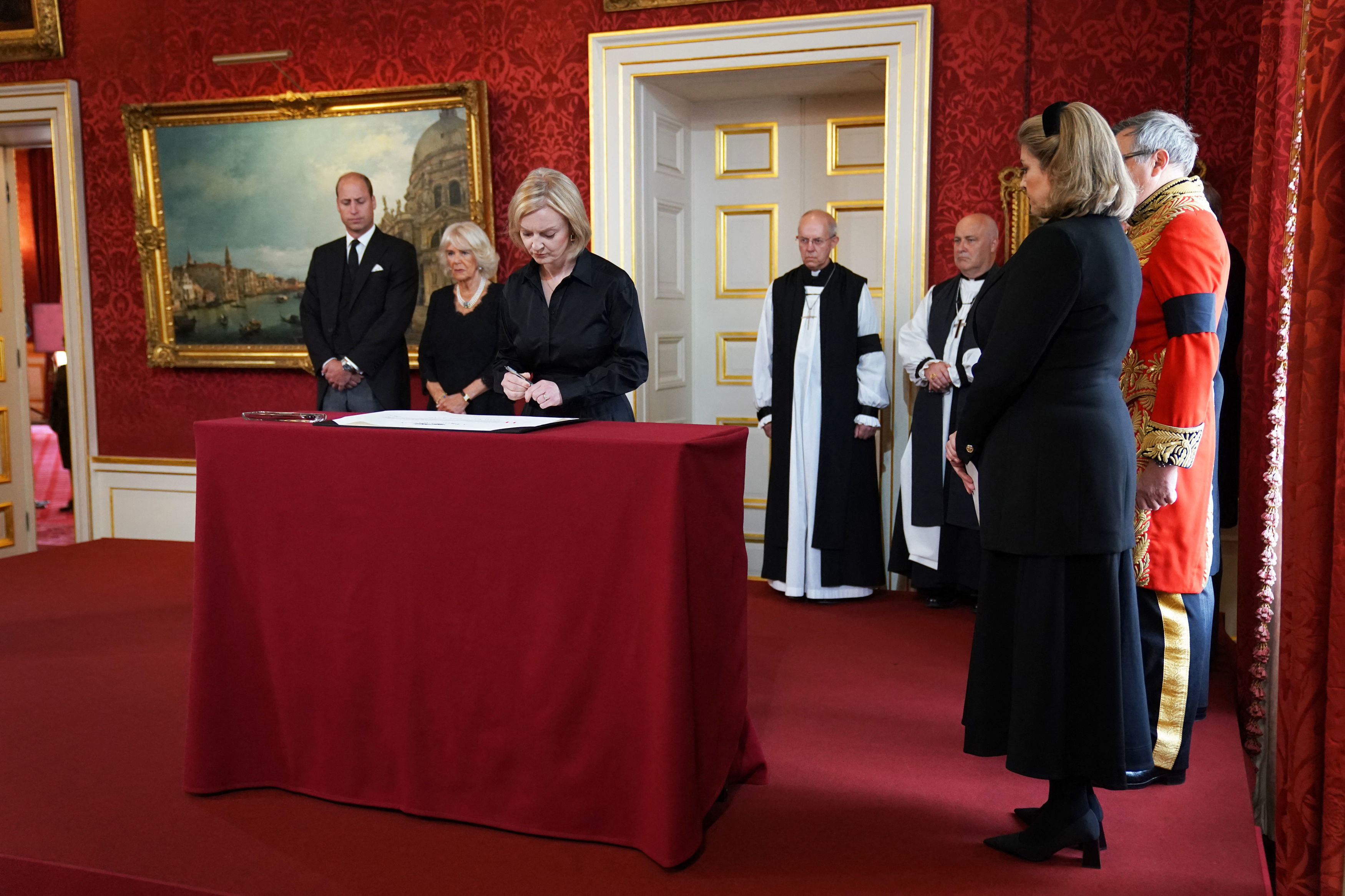 La primera ministra de Gran Bretaña, Liz Truss, firma la Proclamación de Adhesión del Rey Carlos III, observada por (de izquierda a derecha) el Príncipe Guillermo de Gran Bretaña, el Príncipe de Gales, Camilla de Gran Bretaña, la Reina Consorte, el Arzobispo de Canterbury, Justin Welby, el Arzobispo de York, Stephen Cottrell, Earl Marshal , Edward Fitzalan-Howard, duque de Norfolk y Lord Presidente del Consejo Penny Mordaunt durante una reunión del Consejo de Adhesión dentro del Palacio de St James en Londres el 10 de septiembre de 2022, para proclamar al Rey Carlos III de Gran Bretaña como el nuevo Rey. - Carlos III de Gran Bretaña fue proclamado rey oficialmente en una ceremonia el sábado, un día después de que prometió en su primer discurso ante sujetos de luto que emularía a su "querida mamá", la reina Isabel II, quien murió el 8 de septiembre.
