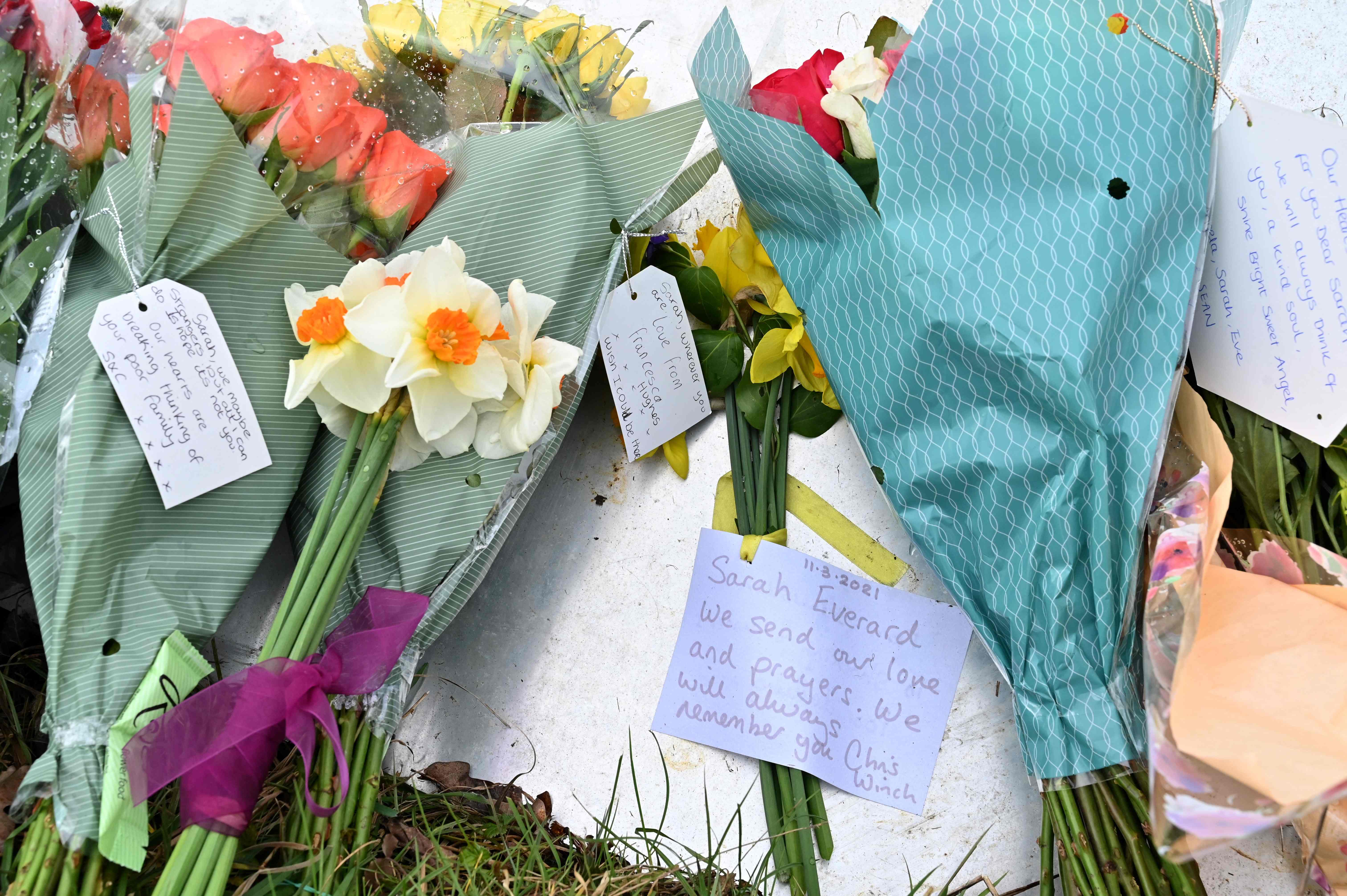 Flores y mensajes de condolencia luego de conocerse la muerte de Sarah Everard.