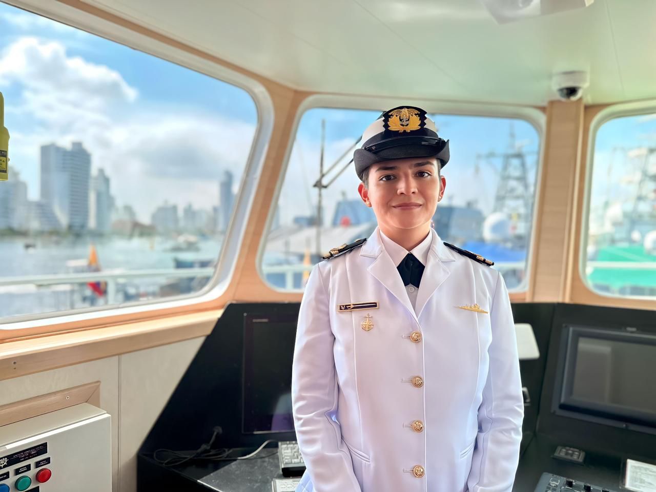 La primera mujer al frente del buque “Isla Albuquerque” de la Dirección Marítima