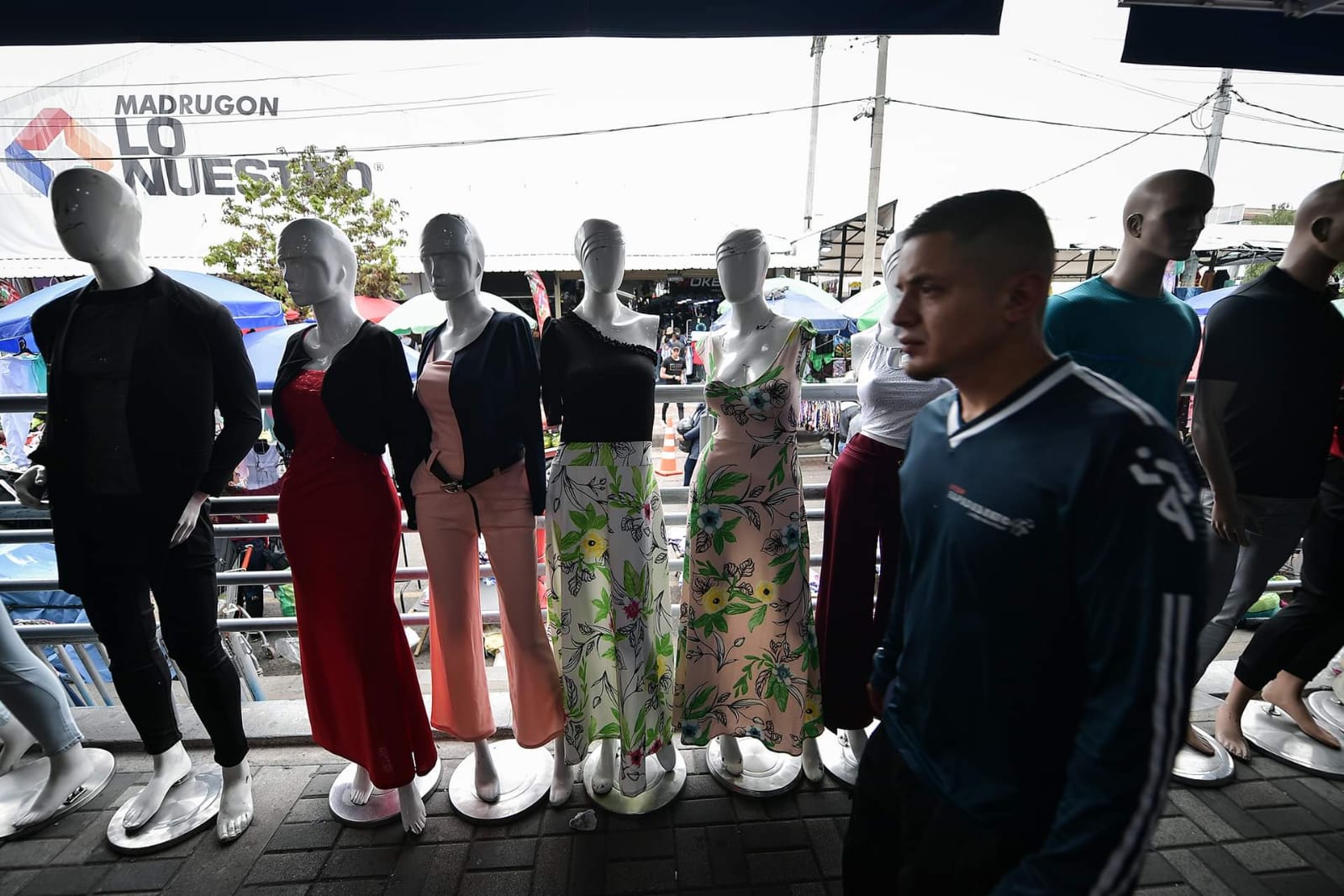 En las vitrinas se pueden apreciar las prendas con las últimas tendencias de la moda a buen precio.