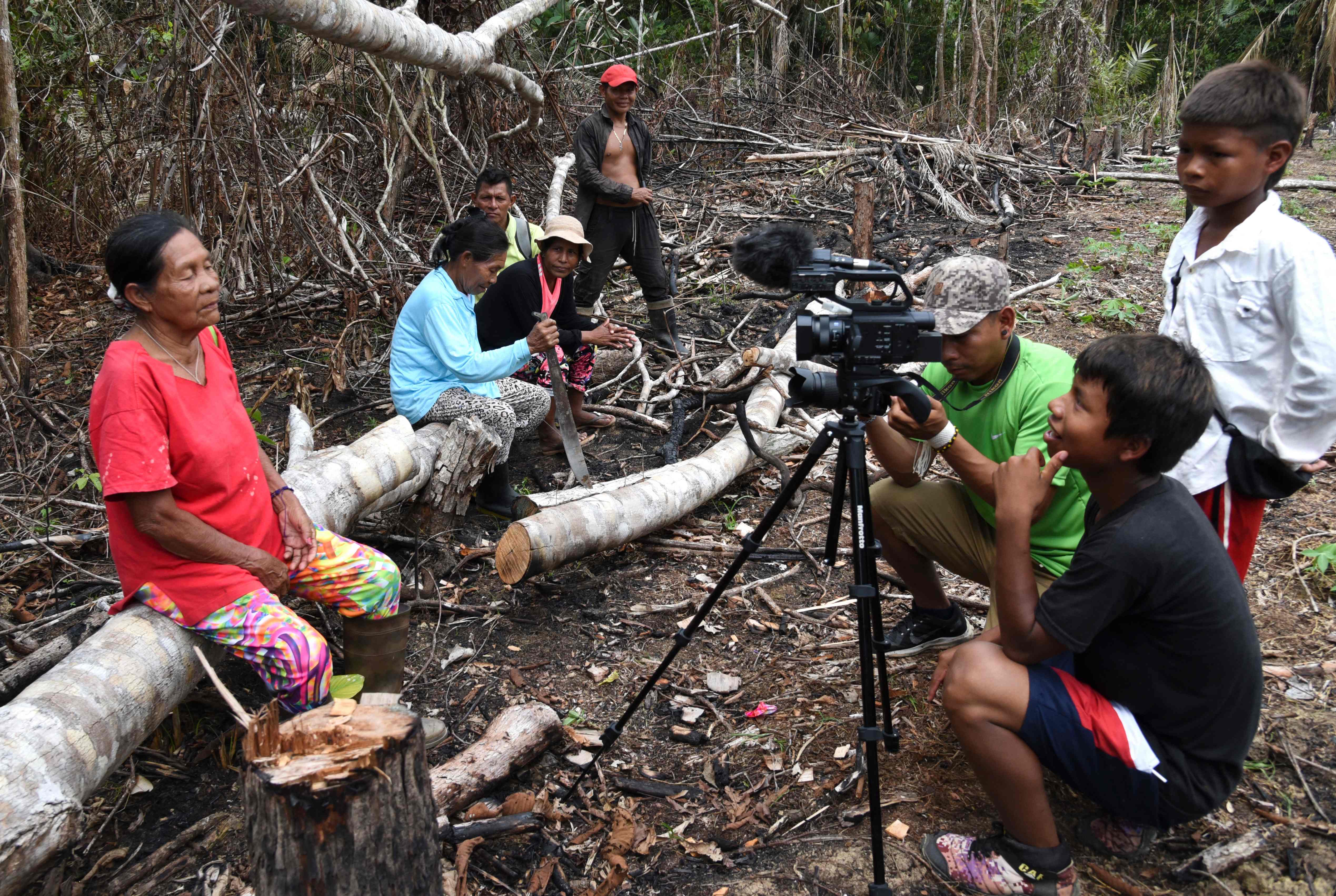 Indígenas Tikuna filman cortometrajes documentales con el apoyo del pueblo indígena Matis en San Martín de Amacayacu, Colombia