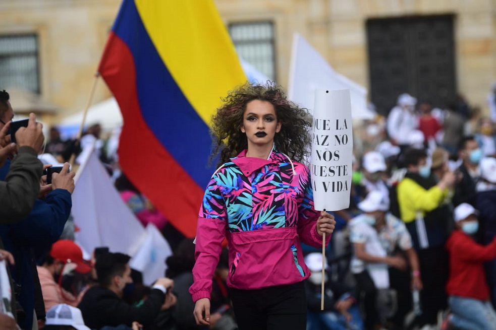 La moda, herramienta para la paz en Colombia: cuando víctimas y exguerrilleros trabajan juntos