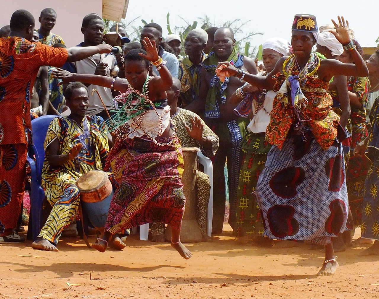 Puede que Benín parezca poca cosa comparado con su vecina del este, Nigeria, pero este diminuto país de África occidental destaca por su carisma, historia y potencia cultural. Antaño albergó el antiguo reino de Dahomey y es también la cuna espiritual del vudú, un culto fascinante y a veces mal entendido. Los viajeros más avispados se abren camino a las playas de Benín, rodeadas de palmeras, y hasta algunos de los mejores parques nacionales a este lado del continente.