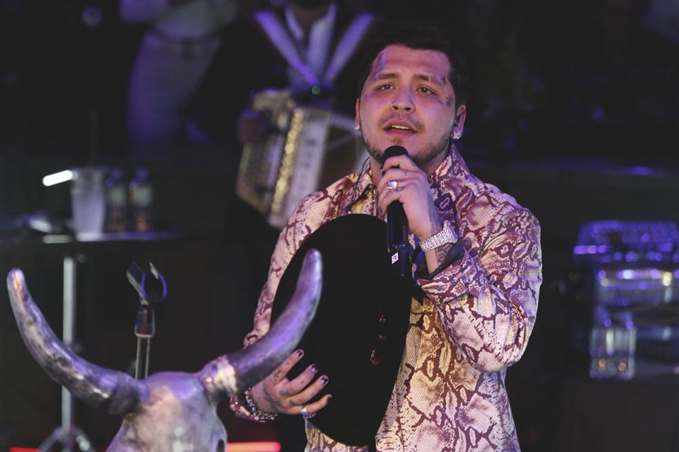 Hasta 12 sesiones láser le tomaría a Christian Nodal borrarse uno de sus tatuajes