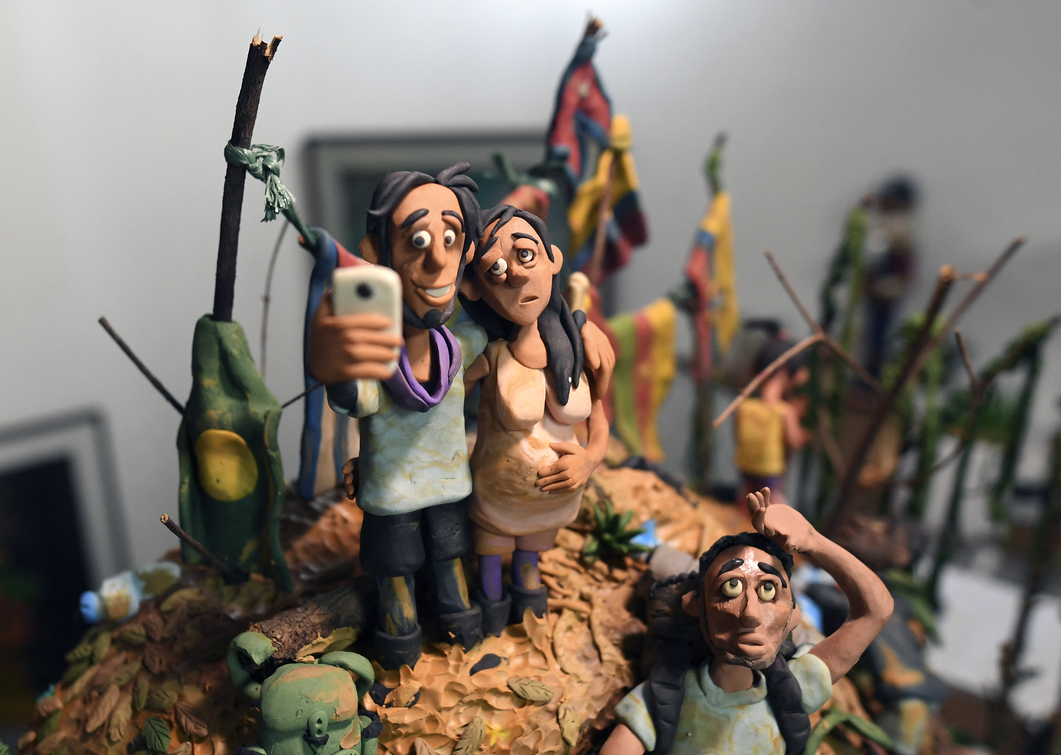 Caminantes de plastilina: artista colombiano moldea el dolor de la migración
