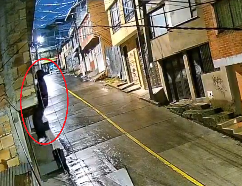 ¿Ladrón araña? Captan a individuo trepando una casa para robar una bicicleta