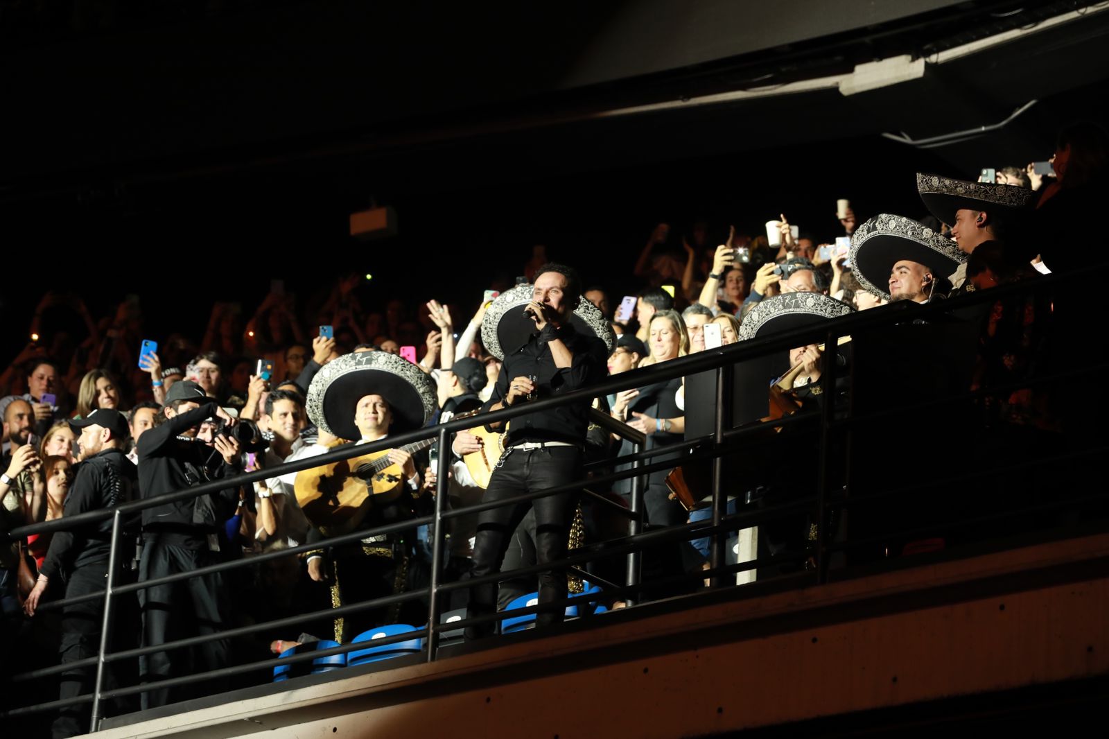 Fonseca emocionó a su público cuando, acompañado por el Mariachi de Ricardo Torres interpretó 'Prometo'.