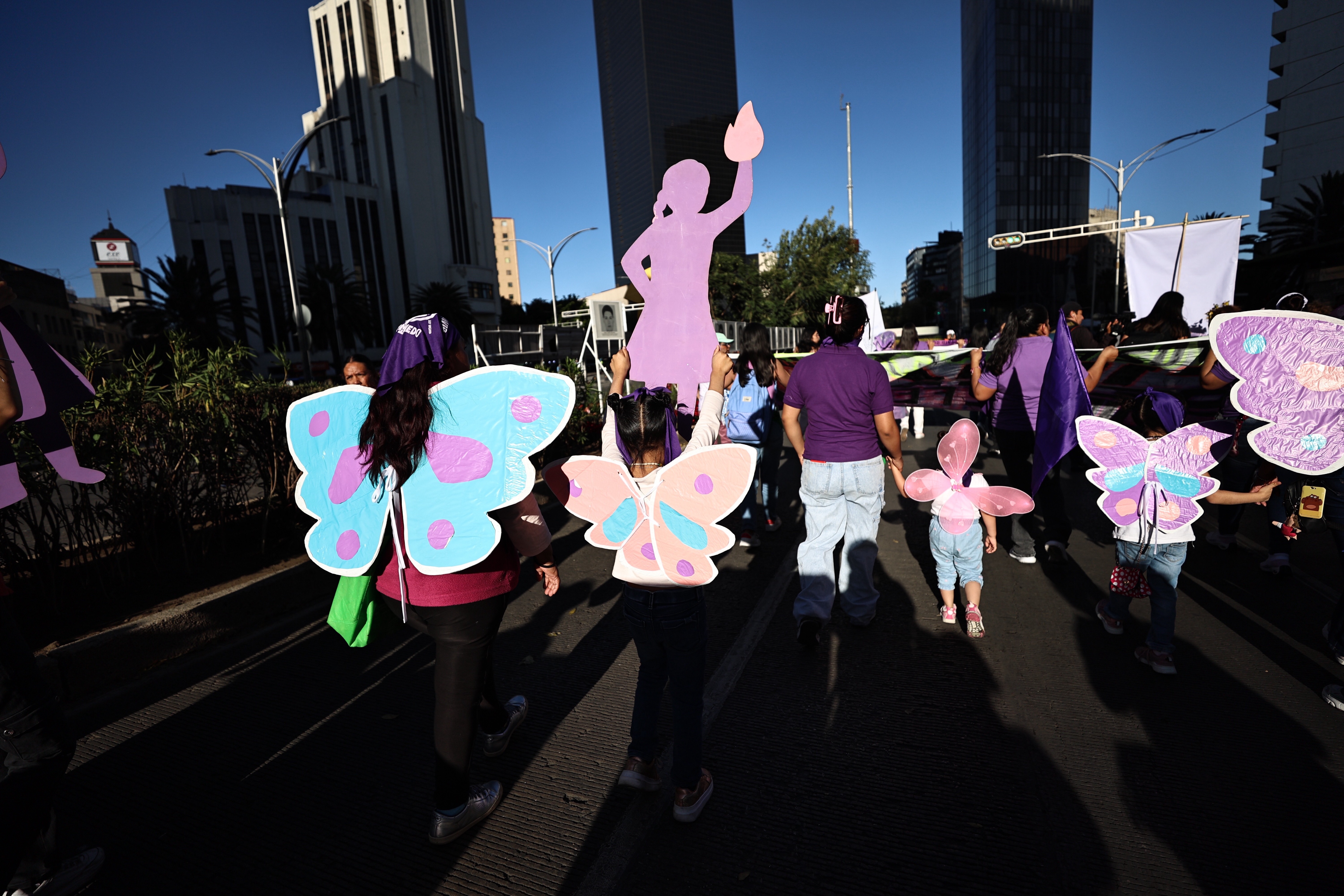 MEX5982 CIUDAD DE MÉXICO (MÉXICO), 25/11/2024.- Varias mujeres participan en una manifestación por el Día Internacional de la Eliminación de la Violencia contra las Mujeres, este lunes en Ciudad de México (México). Con las madres y familiares de víctimas de feminicidios y desapariciones al frente, miles de mexicanas tomaron las calles para exigir un alto a la violencia machista, que cada dos horas y media cobra la vida de una mujer en el país, en este Día Internacional de la Eliminación de la Violencia contra las Mujeres y las Niñas. EFE/ Sashenka Gutiérrez