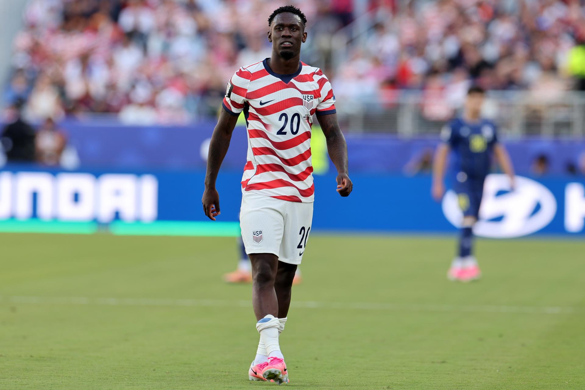 SANTA CLARA (United States), 01/07/2026.- Folarin Balogun of USA leaves the pitch after receiving a red card during the FIFA World Cup 2026 Round of 32 match USA against Bosnia and Herzegovina, in San Francisco, Califronia, USA, 01 July 2026. (Bosnia-Herzegovina) EFE/EPA/BENJAMIN FANJOY