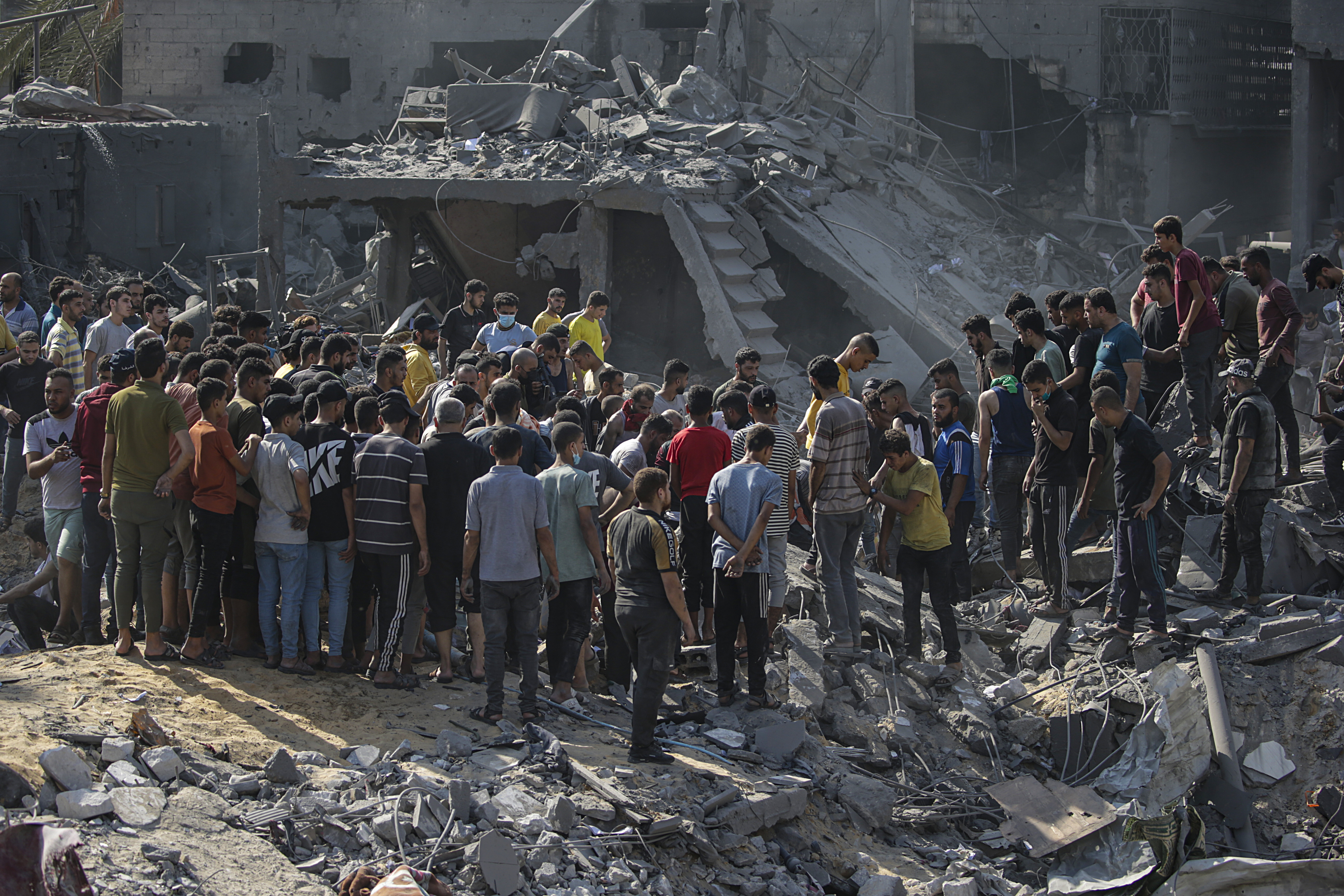 Jabaliya Town (---), 01/11/2023.- Palestinians search for bodies and survivors among the rubble following Israeli airstrikes on Al Falouja in Jabalia town, northern Gaza, 01 November 2023. More than 8,500 Palestinians and at least 1,400 Israelis have been killed, according to the IDF and the Palestinian health authority, since Hamas militants launched an attack against Israel from the Gaza Strip on 07 October, and the Israeli operations in Gaza and the West Bank which followed it. EFE/EPA/MOHAMMED SABER