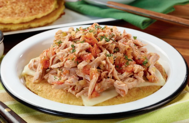 Arepa de chócolo con cadera de cerdo y queso