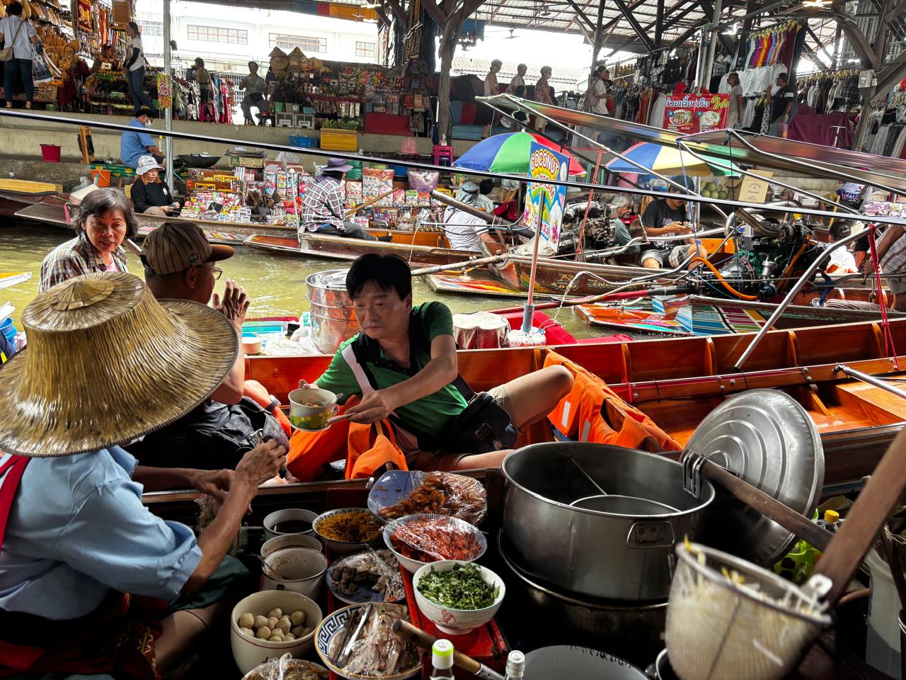 En el mercado flotante se puede comprar comida preparada al instante en las barcas.