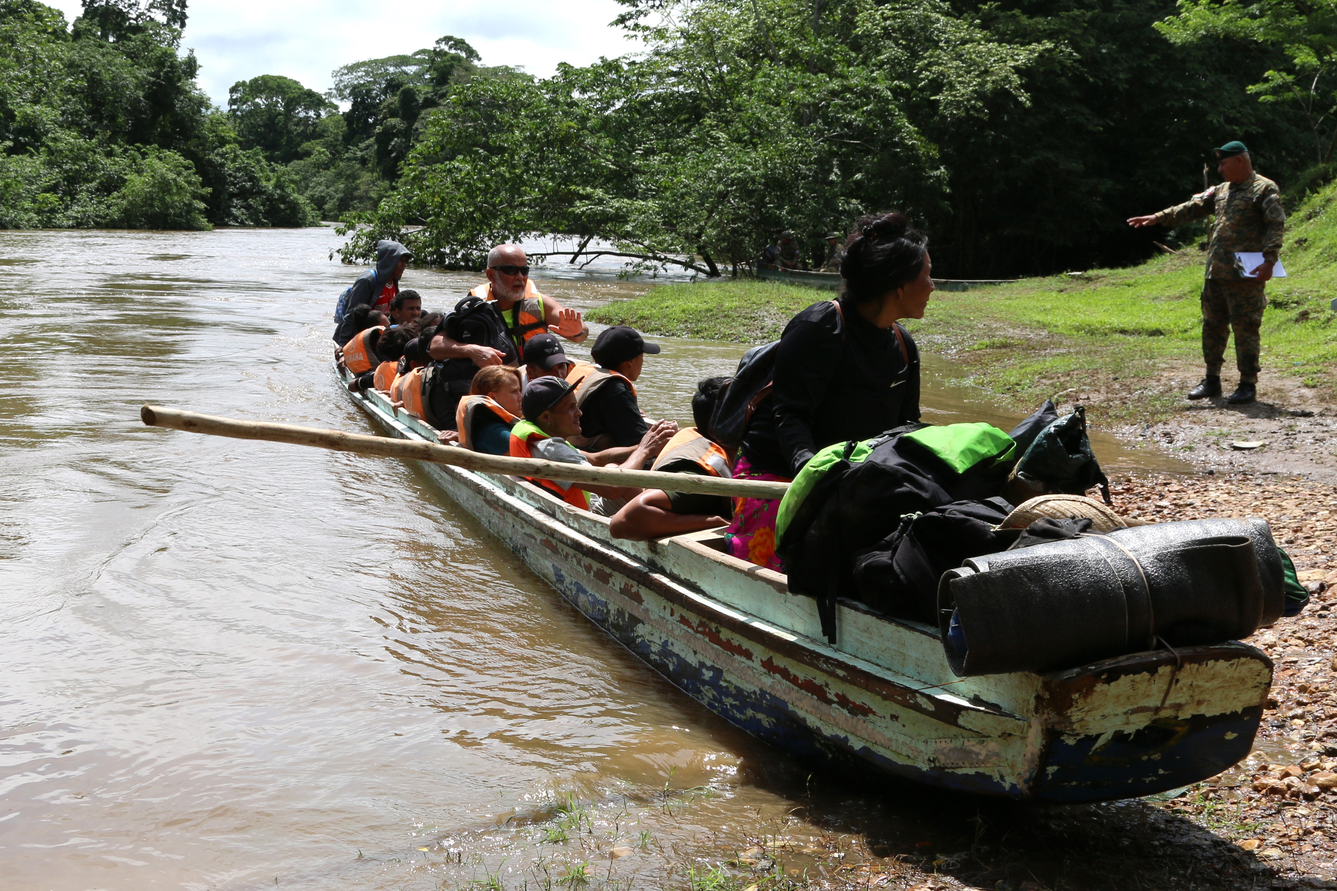 AME8846. LAJAS BLANCAS (PANAMÁ), 02/07/2024.- Migrantes llegan en canoa por el río Tuquesa desde el poblado de Bajo Chiquito hasta el centro de recepción de Lajas Blancas, el 28 de junio de 2024, en el Darién (Panamá). EE.UU. y Panamá firmaron ayer un acuerdo, conocido como memorando de entendimiento, en el que el Gobierno de Biden se comprometió a cubrir el gasto de repatriación de los migrantes que llegan a Panamá para cruzar la selva del Darién, la frontera natural con Colombia que se emplea por cientos de migrantes a diario en su camino hacia Norteamérica. EFE/ Moncho Torres