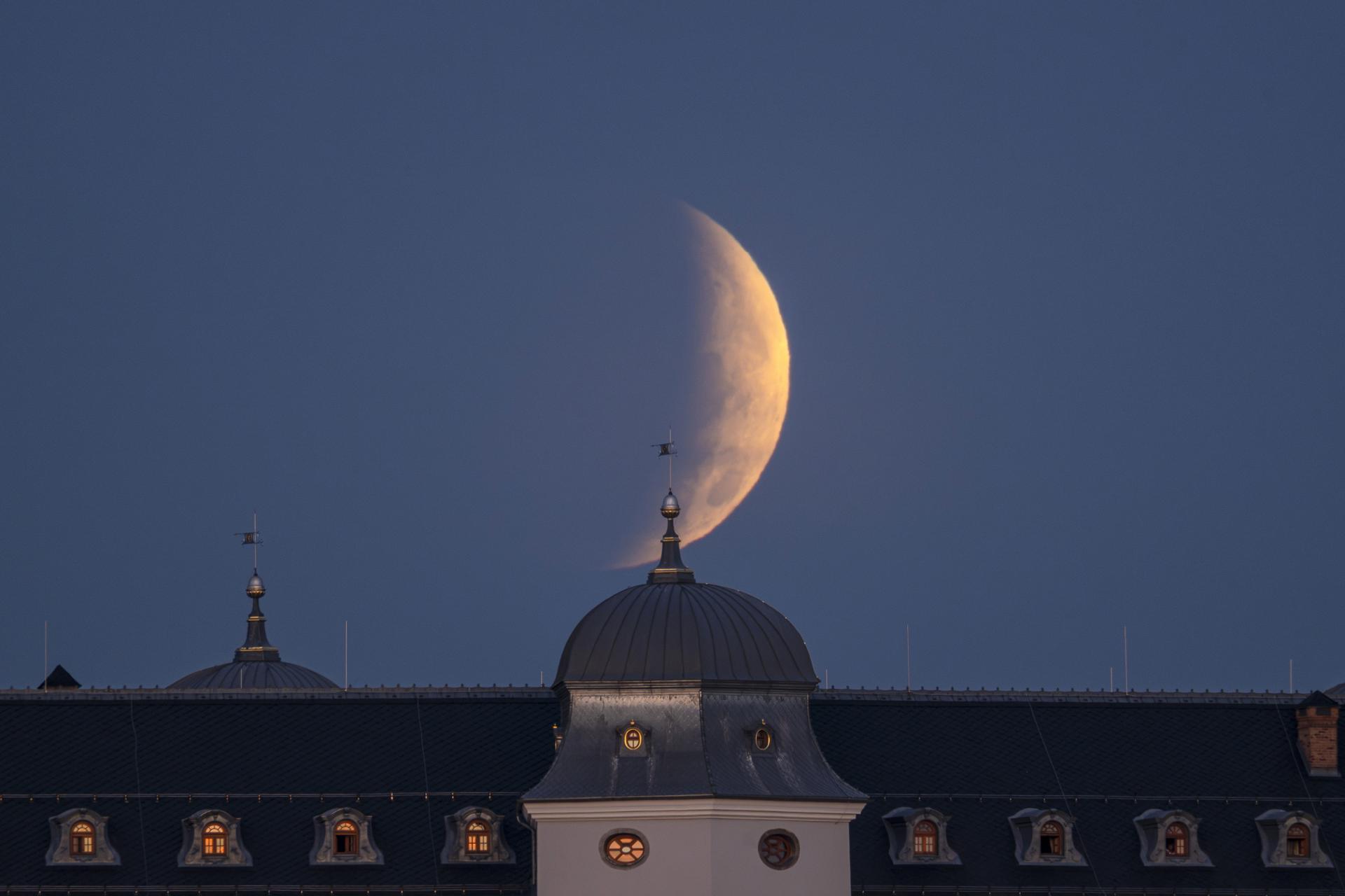 Eclipse lunar sobre el castillo de Halic, cerca del pueblo homónimo, en el sur de Eslovaquia.