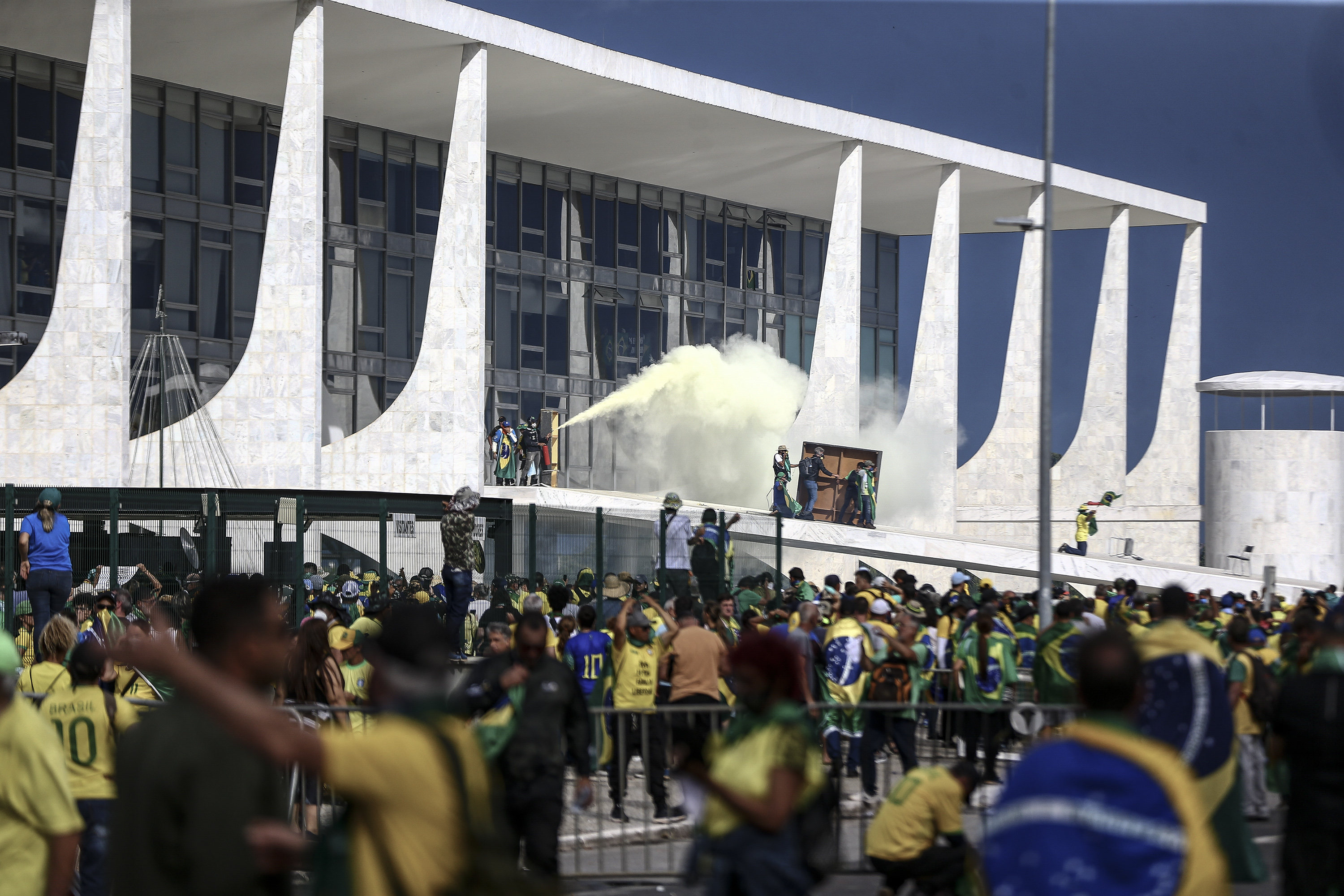 AME4954. BRASILIA (BRASIL), 08/01/2023.- Policías antidisturbios accedieron este domingo al palacio presidencial de Planalto, sede del Gobierno de Brasil, que está tomado por cientos de seguidores radicales del expresidente Jair Bolsonaro, en Brasilia (Brasil). Decenas de agentes subieron la rampa que da acceso a la primera planta del palacio disparando gases lacrimógenos, mientras otro grupo de uniformados rodeaba el edificio. Seguidores del expresidente brasileño Jair Bolsonaro invadieron este domingo el Palacio de Planalto, sede del Ejecutivo, y la Corte Suprema, después de haber irrumpido antes en el Congreso Nacional en actos golpistas contra el presidente Luiz Inácio Lula da Silva. EFE/ Marcelo Camargo/Agencia Brasil/NO VENTAS/SOLO USO EDITORIAL/SOLO DISPONIBLE PARA ILUSTRAR LA NOTICIA QUE ACOMPAÑA (CRÉDITO OBLIGATORIO)