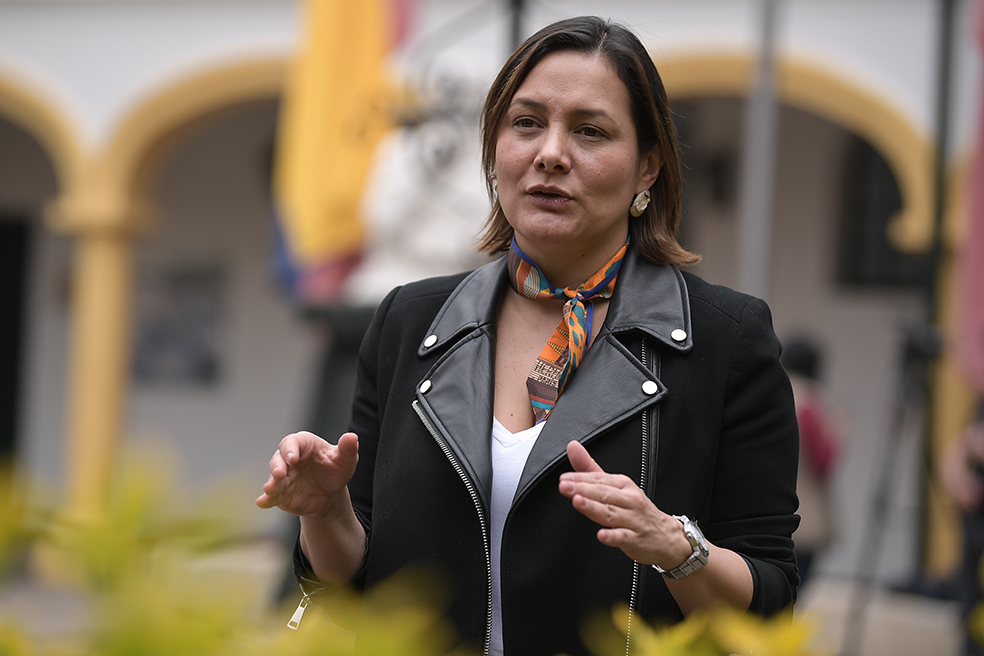 Concejo de Bogotá acepta la renuncia de Ángela Garzón a su curul