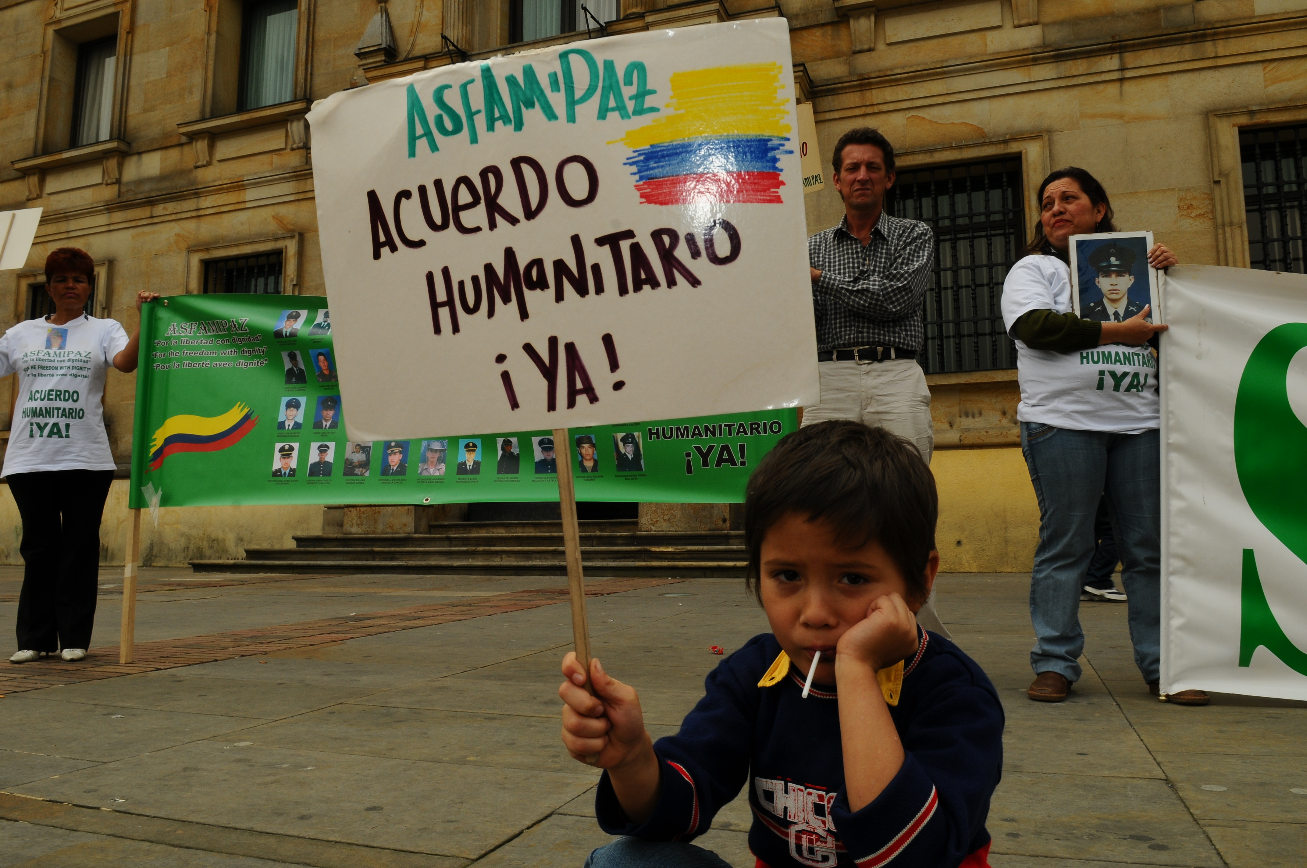 Niños y niñas, familiares de los policías y militares secuestrados acompañaron las manifestaciones de los adultos. Crecieron enviando mensajes por la radio o escuchando la voz de sus padres en esporádicos videos que recibían de la guerrilla.