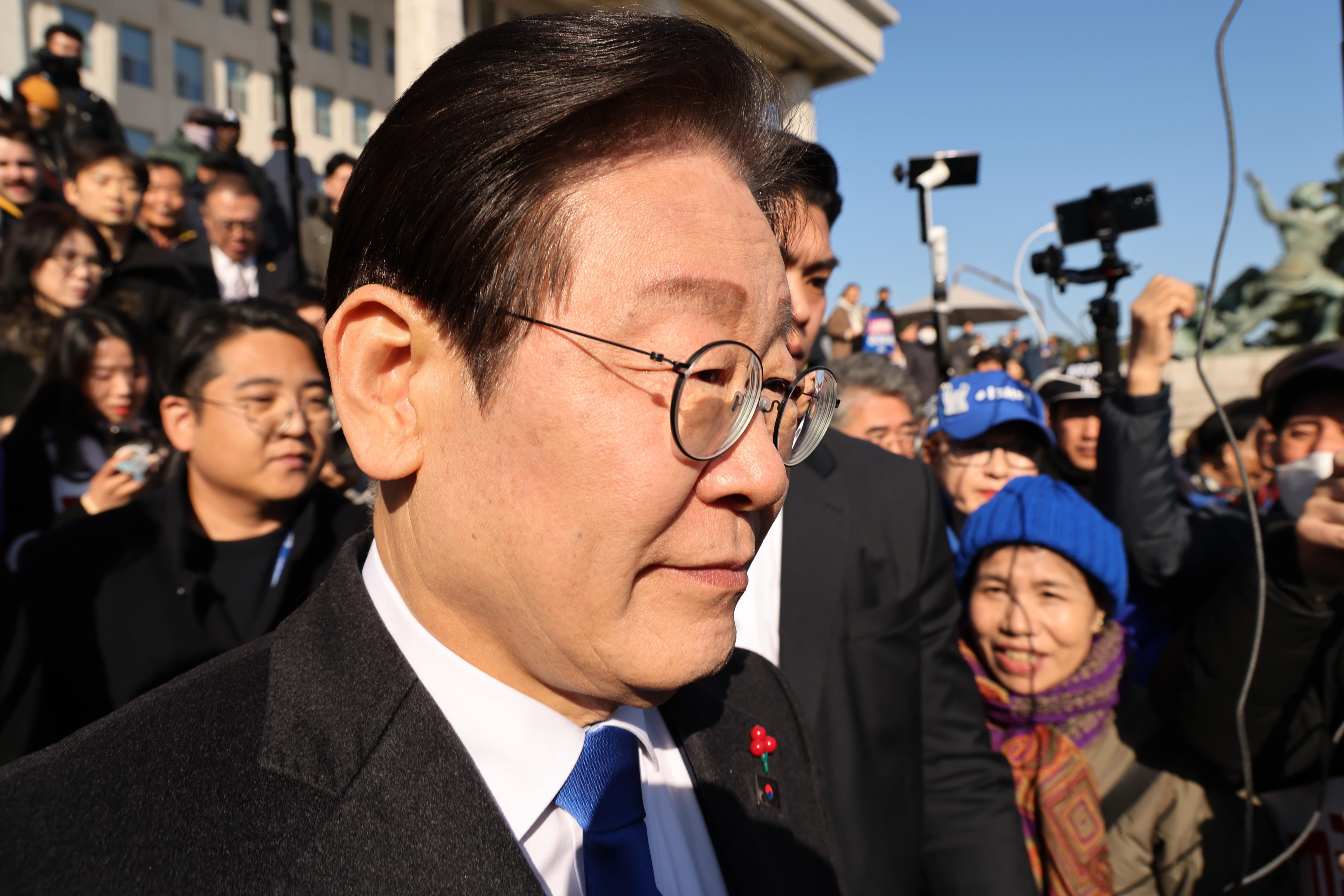Seoul (Korea, Republic Of), 03/12/2024.- Lee Jae-Myung (C), leader of the opposition Democratic Party, walks past members of the media in front of the National Assembly in Seoul, South Korea, 04 December 2024. South Korean President Yoon Suk Yeol annnounced his intention to lift the emergency martial law hours after the National Assembly unanimously voted in favor of a resolution urging the president to withdraw the martial law during an emergency plenary session. Yoon had declared martial law the previous night, citing the need to root out pro-North Korean forces and uphold the constitutional order. (Corea del Sur, Seúl) EFE/EPA/HAN MYUNG-GU