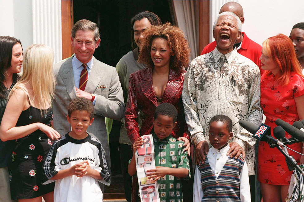Foto tomada en Noviembre 1, 1997 en Sur África con el presidente Nelson Mandela y el príncipe Carlos.
AFP PHOTO/ODD ANDERSEN