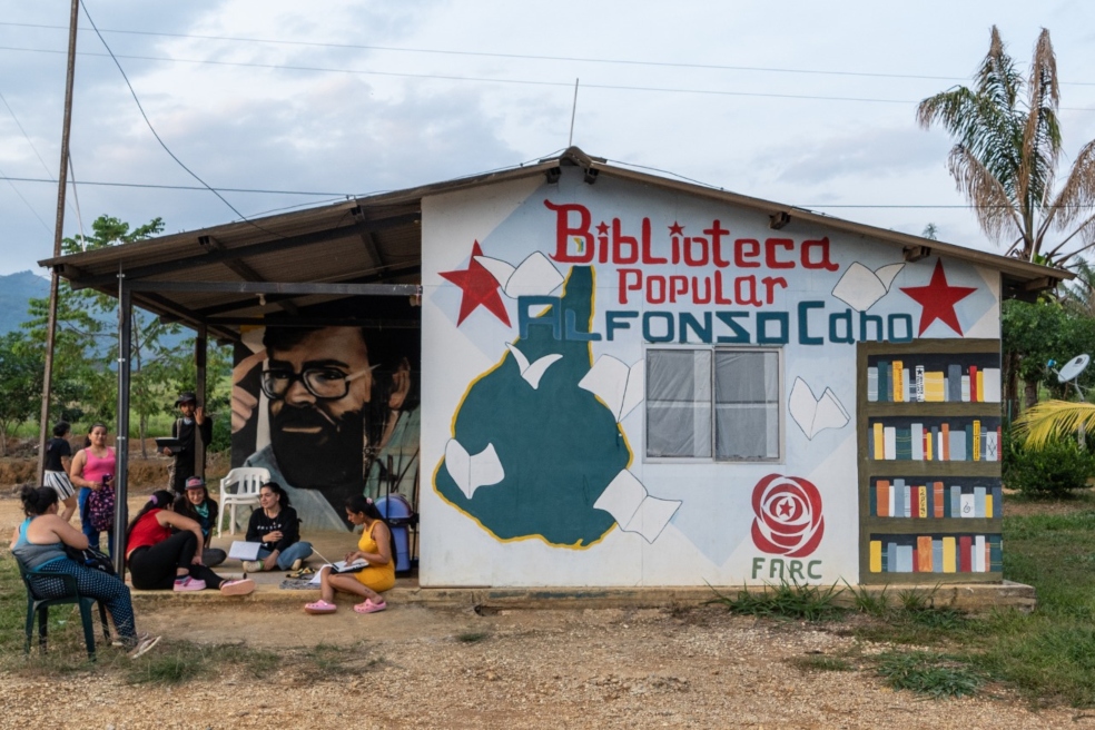 Una vaki para mejorar la biblioteca de los exguerrilleros en Agua Bonita (Caquetá)