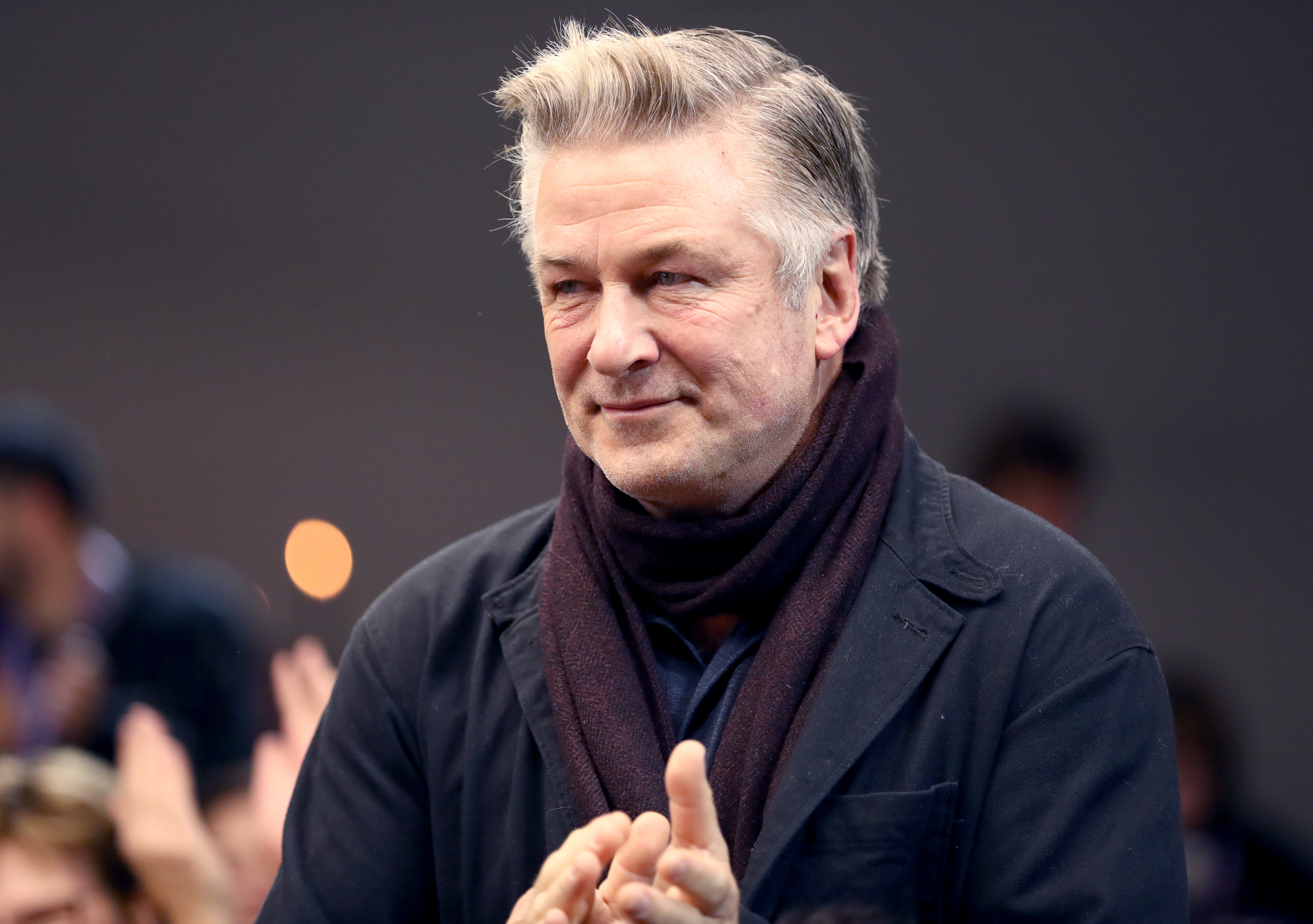 Retiran cargos contra Alec Baldwin por homicidio involuntario en el set de ‘Rust’
