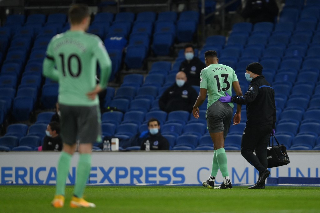 Yerry Mina se retiró con molestias en el empate del Everton ante Brighton