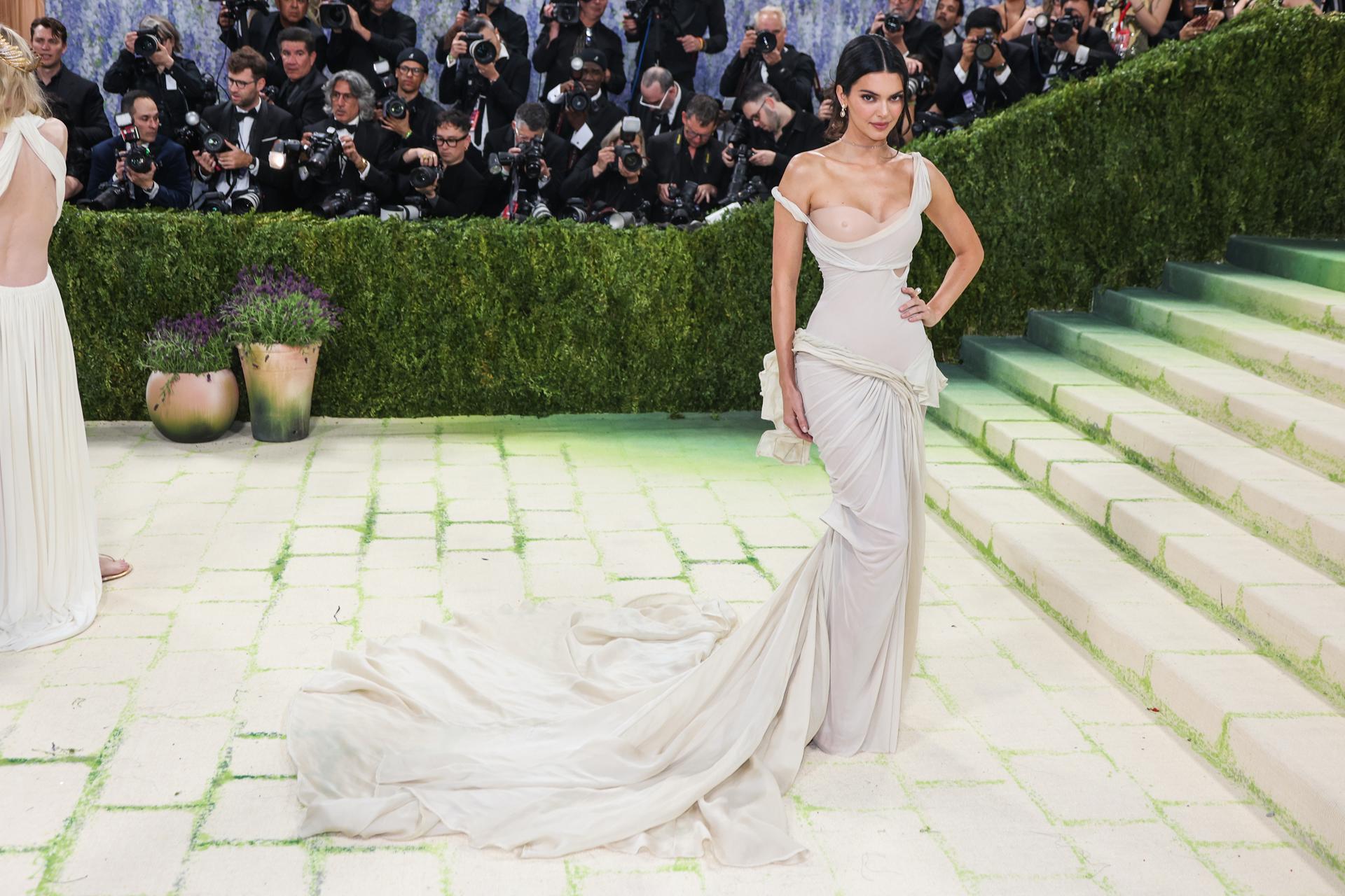 NEW YORK (United States), 05/05/2026.- US media personality Kendall Jenner poses on the red carpet for the 2026 Met Gala, the annual benefit for the Metropolitan Museum of Art's Costume Institute, in New York, New York, USA, 04 May 2026. The annual high-fashion fundraising event, held on the first Monday in May, benefits the Metropolitan Museum of Art's Costume Institute, with the 2026 exhibition theme being 'Costume Art'. (Nueva York) EFE/EPA/SARAH YENESEL