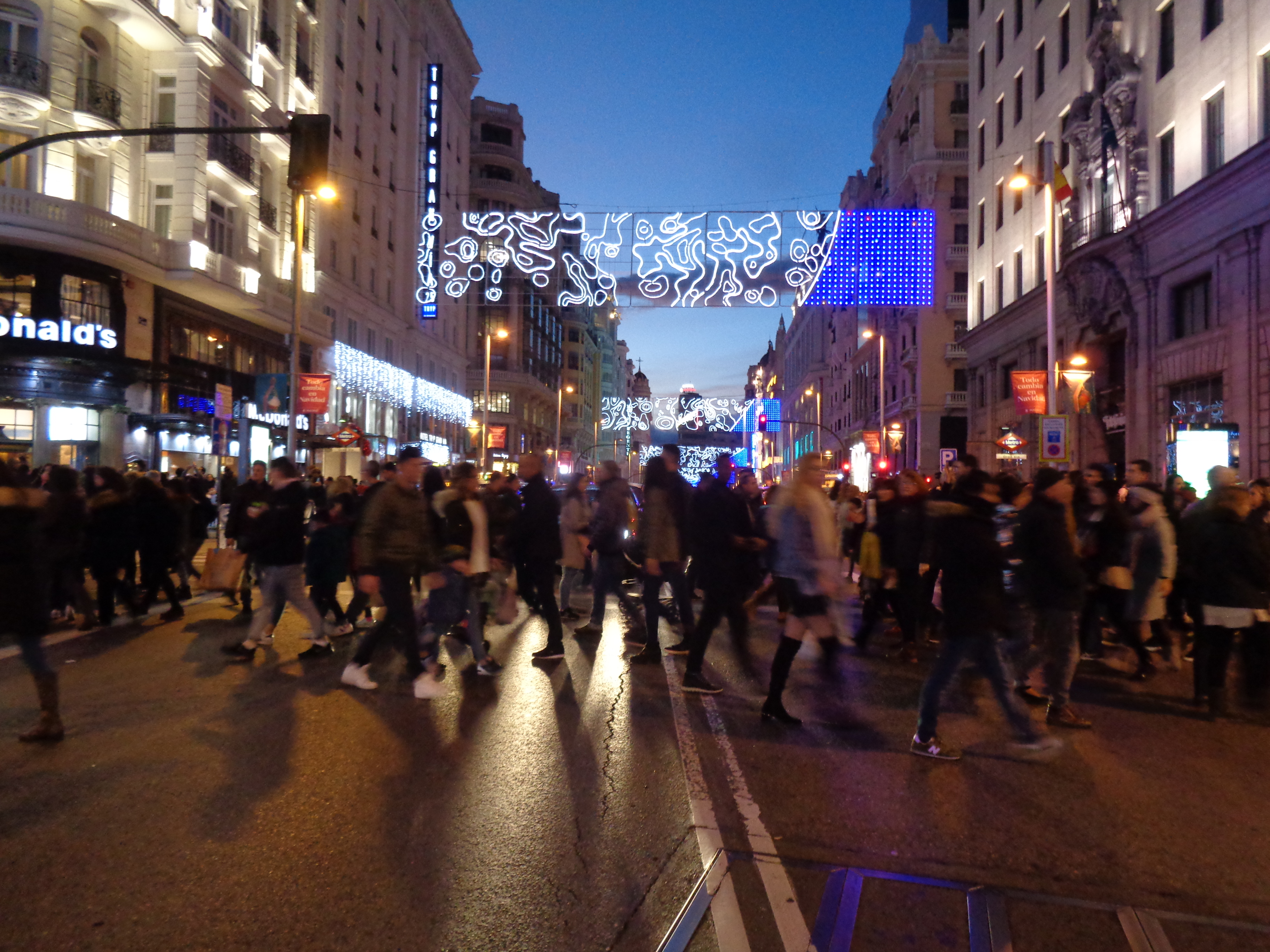 3.	La Gran Vía no es solo una avenida, es un escenario vibrante y multicultural donde apreciar moda, arquitectura y disfrutar sus espacios.