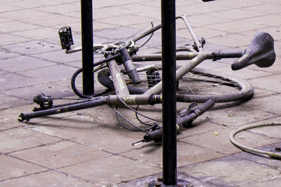 Tras presunto asalto, conductor en Cali arrolló a tres jóvenes en bicicleta