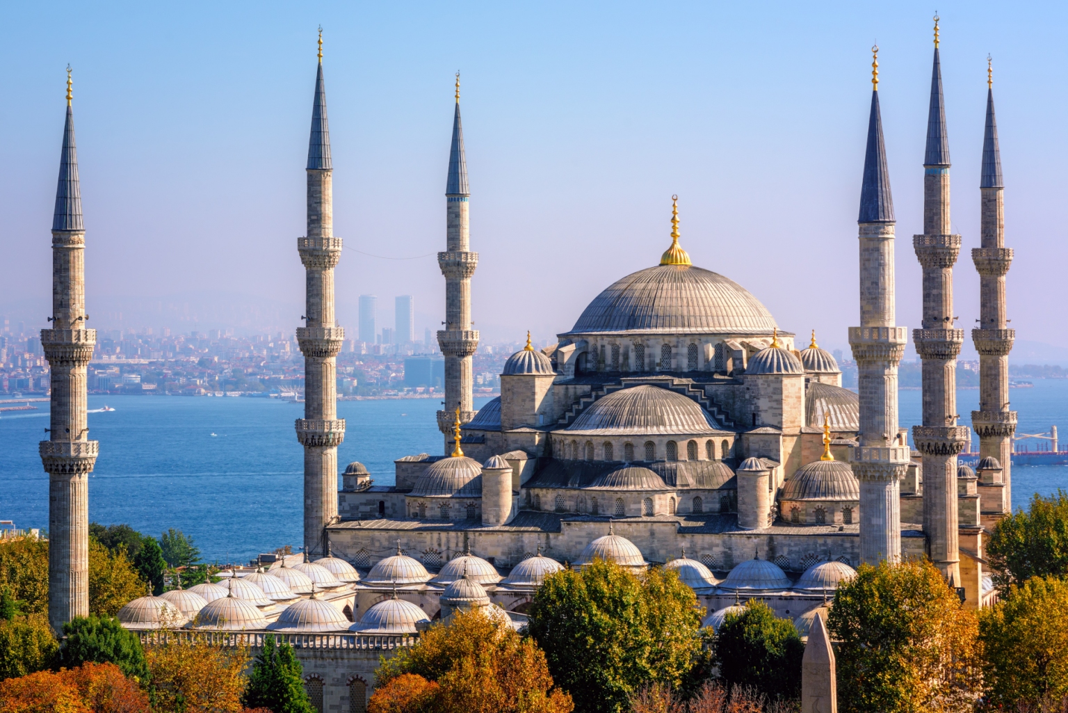Mezquita Azul (Turquía): La Mezquita Azul de Estambul está considerada como una de las más bonitas del mundo. Gran parte de las razones la tienen sus mosaicos y el color turquesa de sus cúpulas que caen en cascada. Además, resulta especialmente llamativa por sus seis minaretes, que muestran el importante estatus que tiene este templo en el islam turco, ya que es la única que puede presumir de ello.