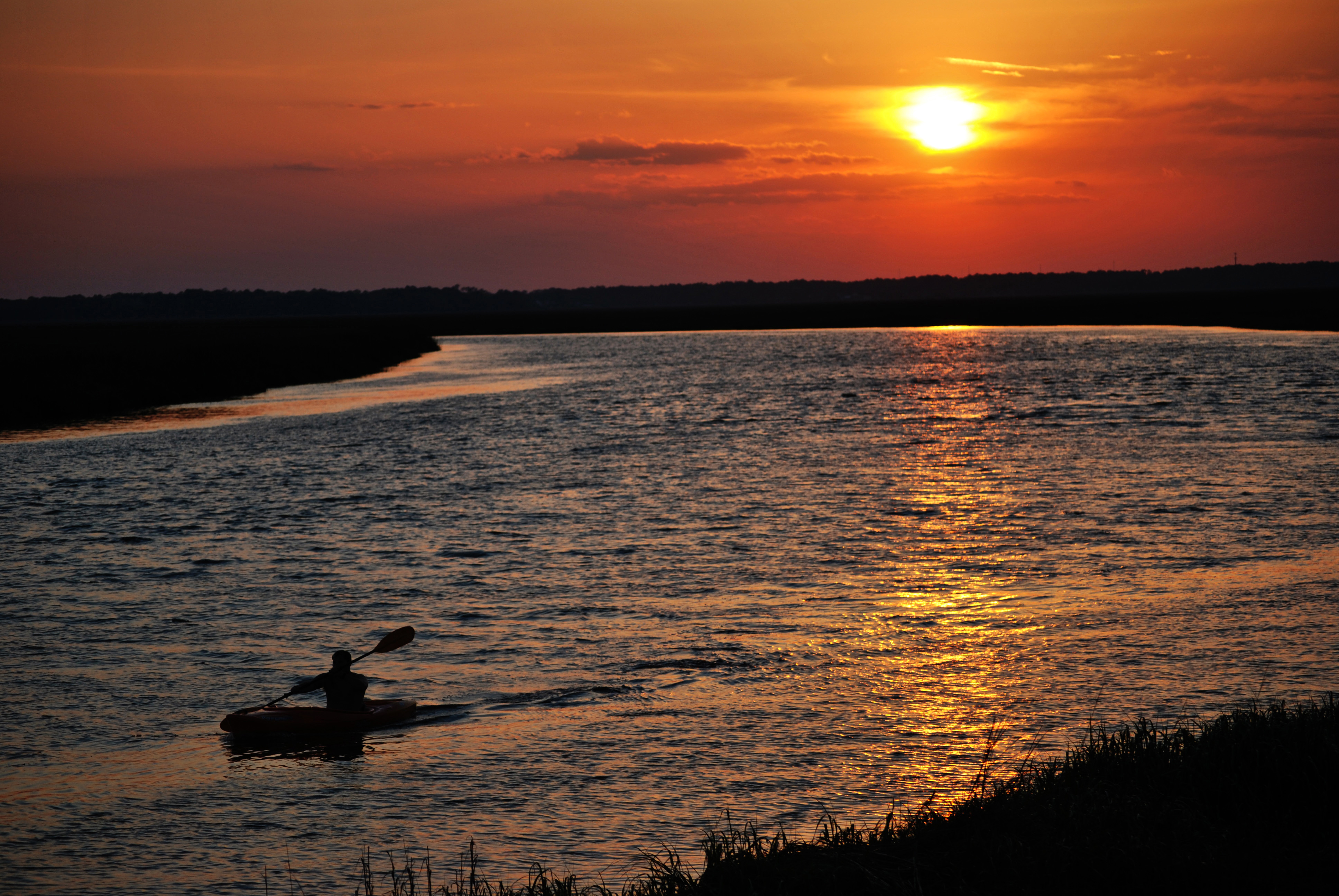 Tybee Island es una zona que ofrece planes de kayak para disfrutar de los paisajes y ofrecer un recorrido tranquilo por el mar y las costas del sur de Georgia.