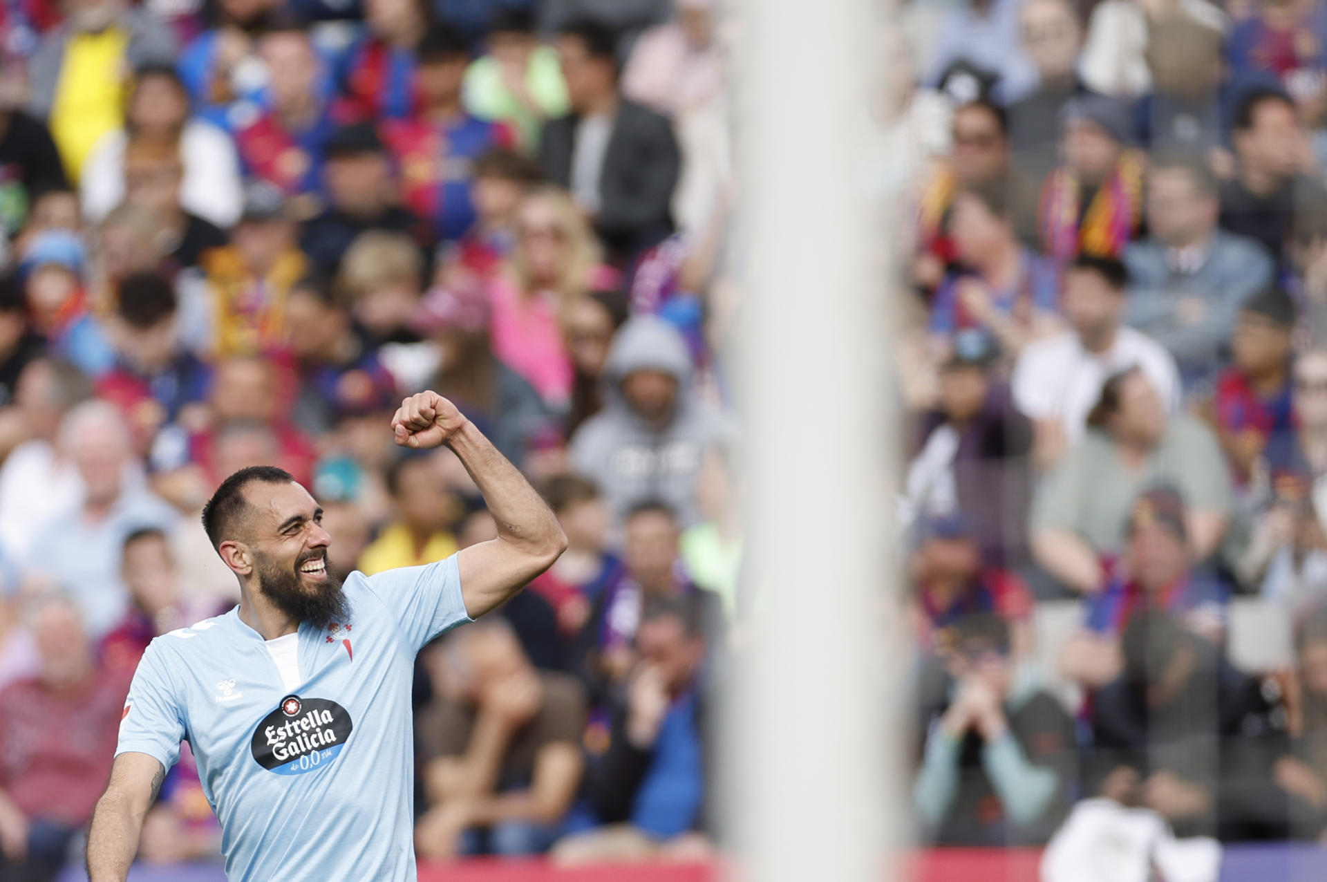BARCELONA, 19/04/2025.- El delantero del Celta de Vigo Borja Iglesias celebra después de marcar el tercer gol de su equipo ante el FC Barcelona durante el partido de la jornada 32 de LaLiga EA Sports que FC Barcelona y Celta de Vigo disputan este sábado en el estadio olímpico Lluís Companys en Barcelona. EFE/ Alberto Estevez