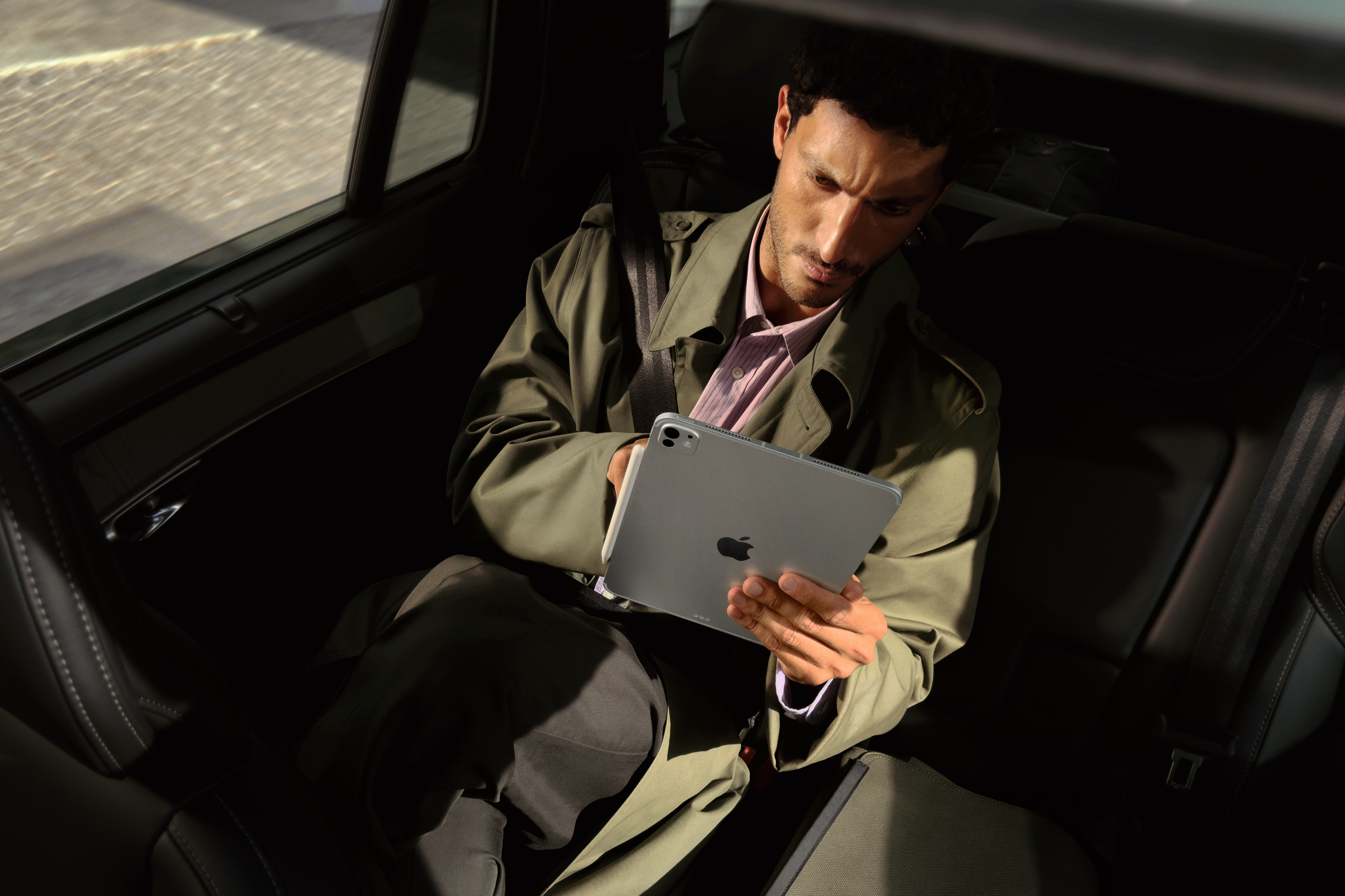 El nuevo iPad Pro de 11 o 13 pulgadas está impulsado por el procesador de Apple M5 y colores gris y negro.