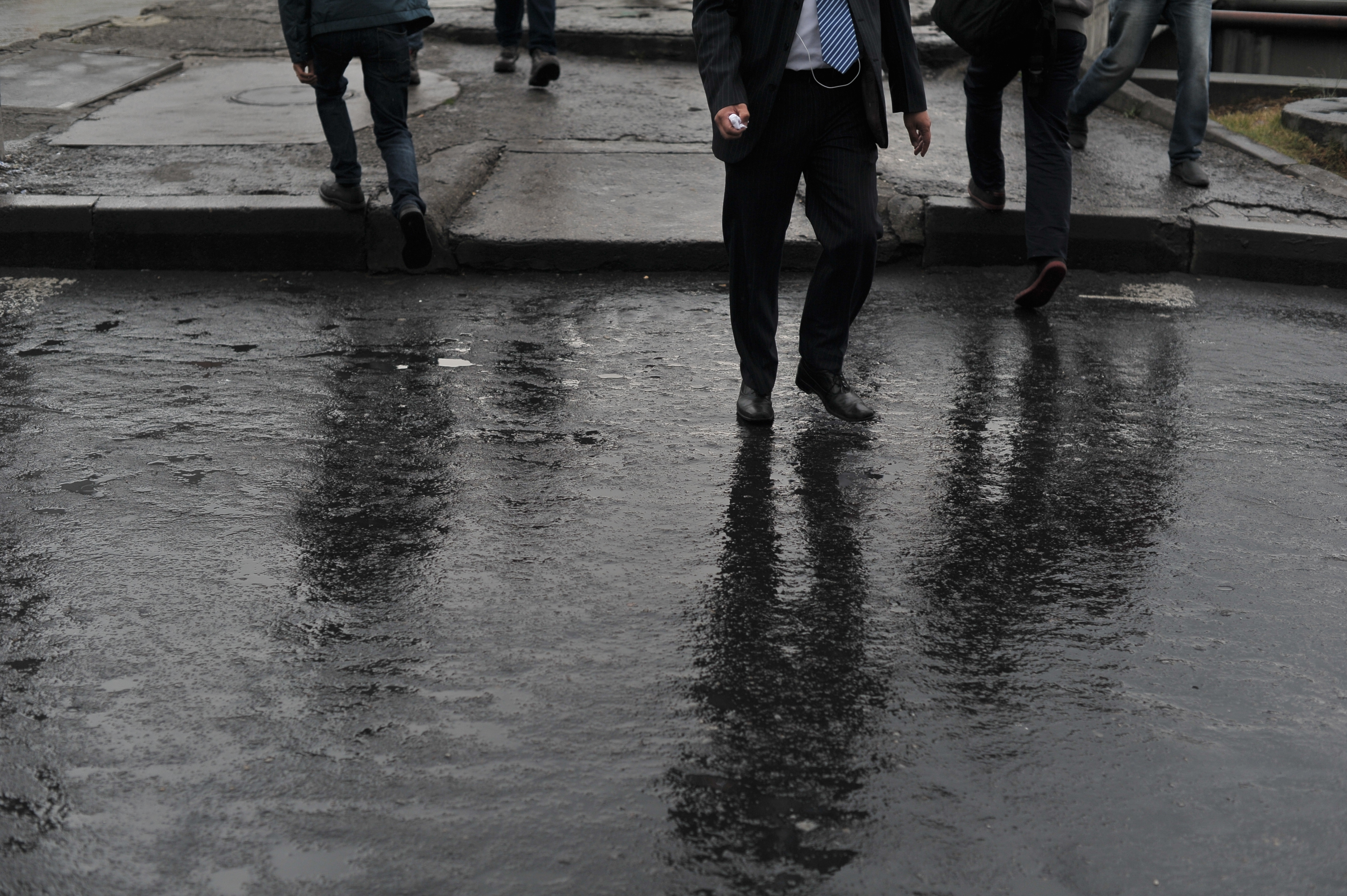¿Cómo quitar el olor a húmedo de los zapatos mojados tras las lluvias en Bogotá?