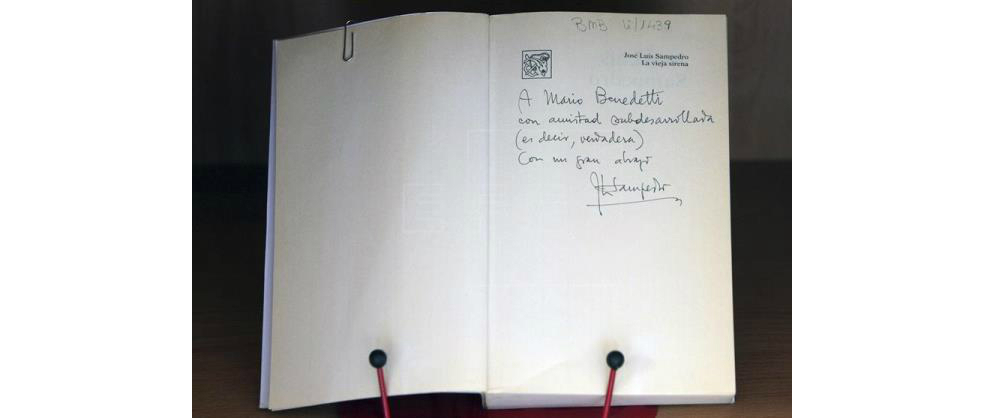 Mil dedicatorias a Benedetti en su biblioteca española de 6.000 volúmenes
