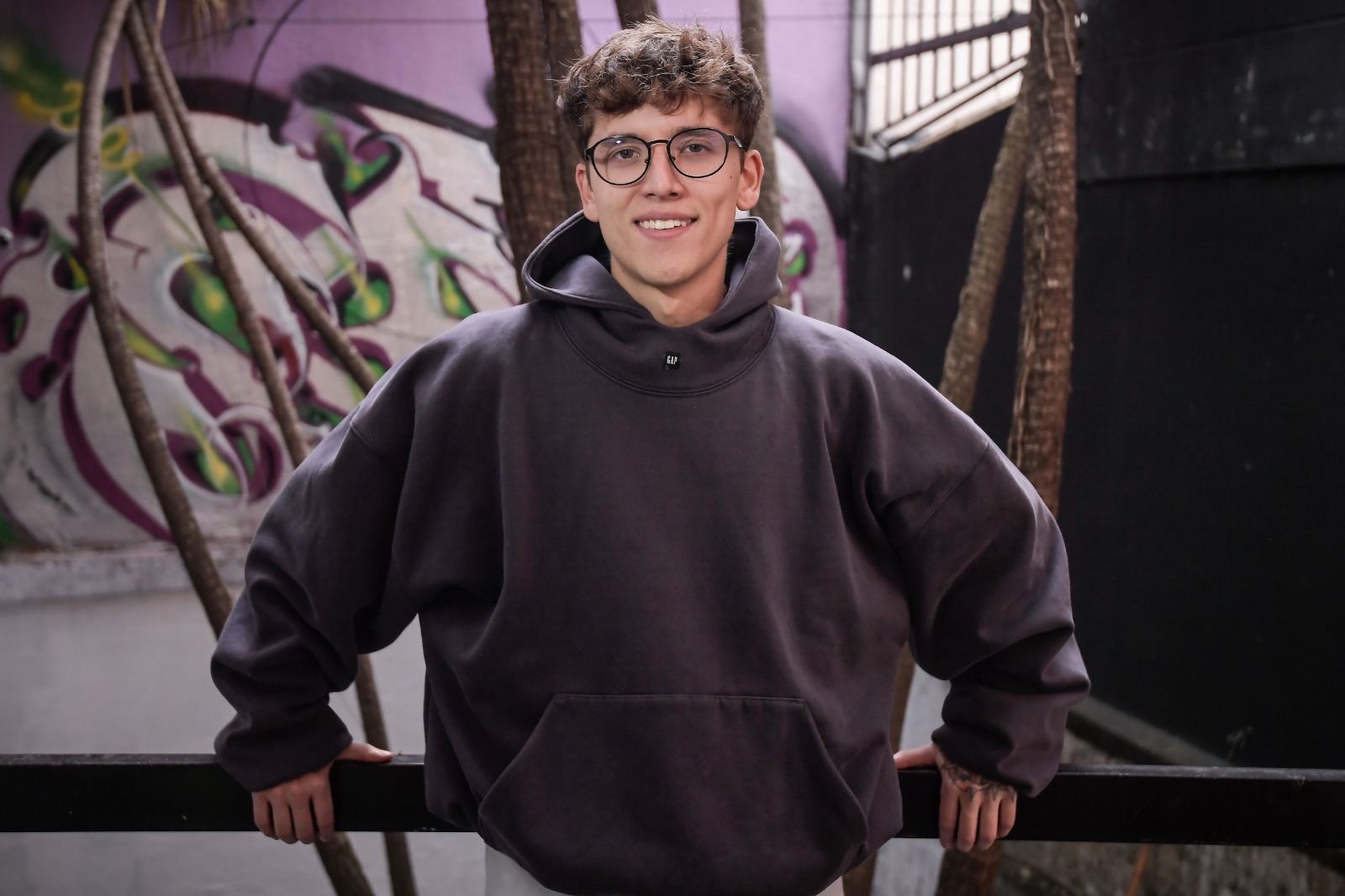 Sol también hace parte de We ART Colombia, y de acuerdo a sus experiencias con el colectivo y los viajes que ha hecho. Comparte que “con el viaje que hice a Miami y luego a Tokyo, uno se da cuenta de que la percepción que tiene cada país del arte es diferente. En Miami es más comercial y eso conviene para los proyectos. Y en Japón se les nota esa emoción cuando ven algo distinto”: Sol, uno de los artistas del colectivo.