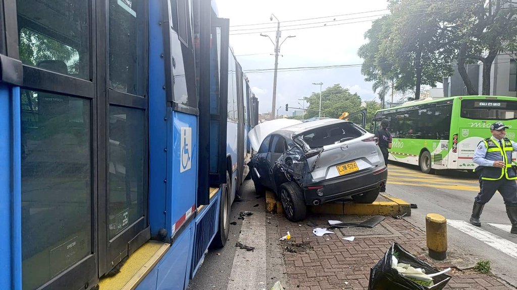 Accidente entre carro y bus del MIO dejó 12 personas heridas, en Cali
