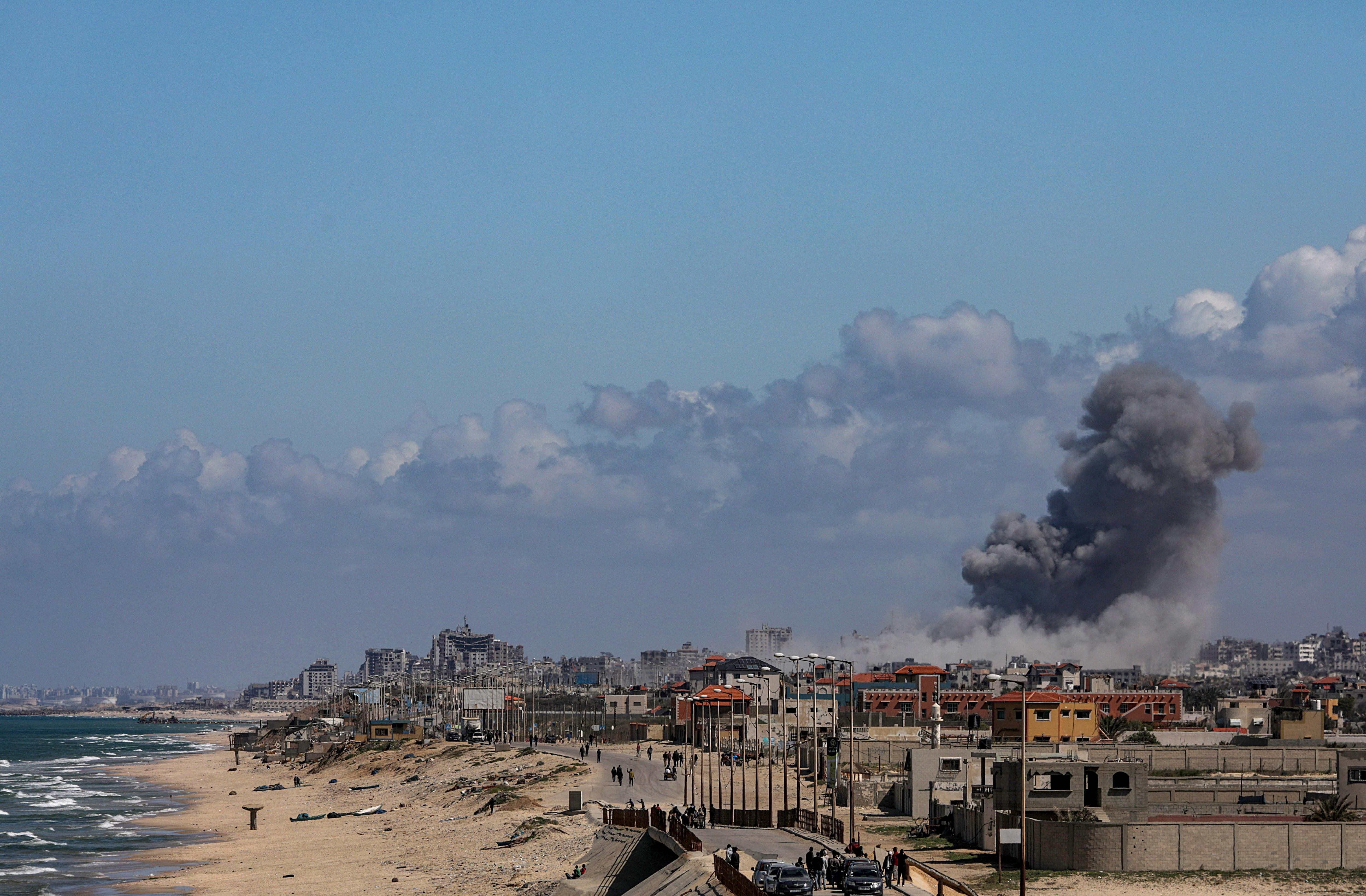 Ciudad de Gaza (Gaza), 15/03/2024.- El humo se eleva tras un ataque aéreo israelí en la ciudad de Gaza, al norte de la Franja de Gaza,este viernes. Más de 31.000 palestinos y más de 1.300 israelíes han muerto, según el Ministerio de Salud palestino y las Fuerzas de Defensa de Israel (FDI). EFE/MOHAMMED SABLESABER