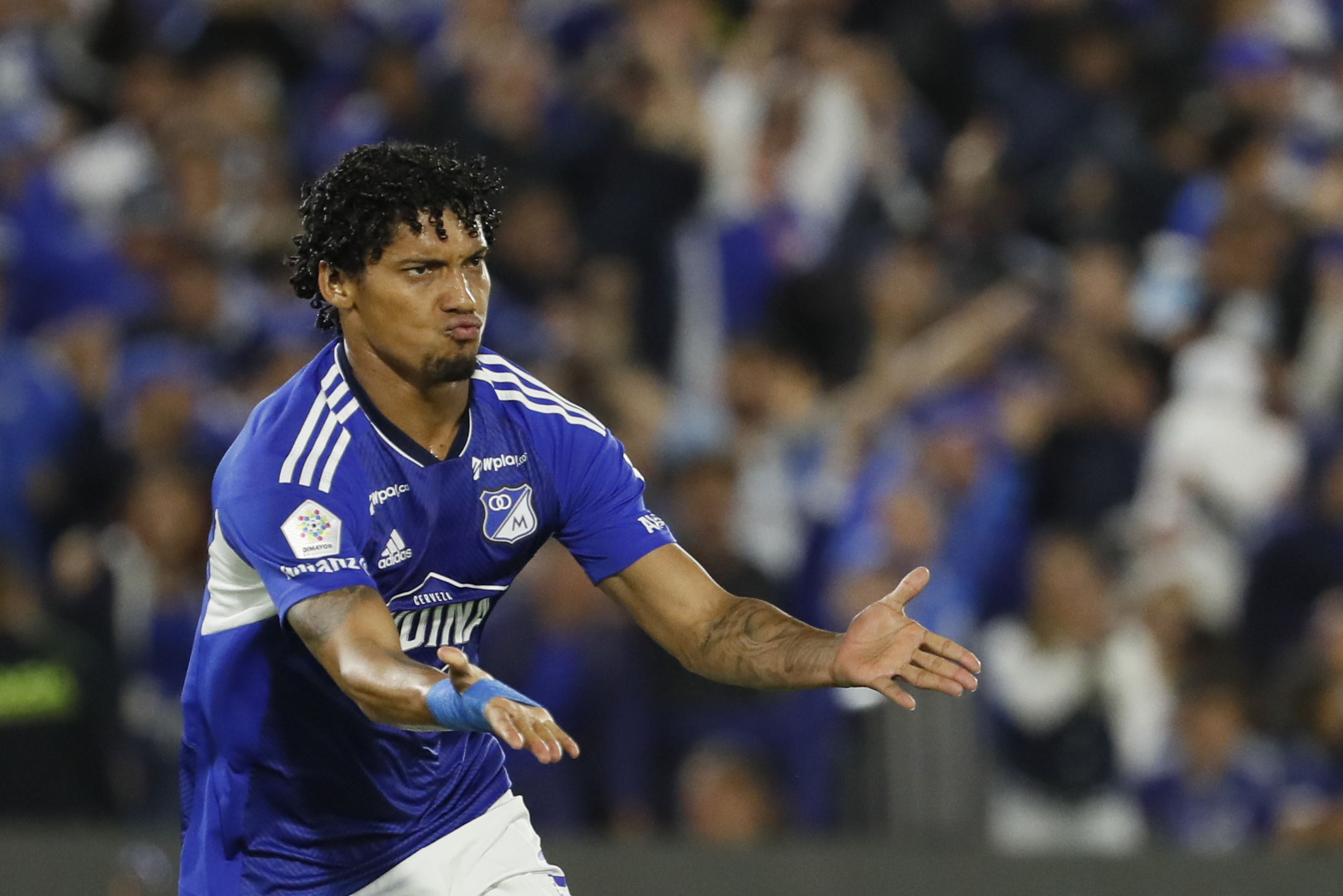 AMDEP2945. BOGOTÁ (COLOMBIA), 15/11/2023.- Juan Pereira de Millonarios celebra un gol que luego fue anulado hoy, en el partido de ida de la final la Copa Colombia ante Atlético Nacional en el estadio El Campín en Bogotá (Colombia). EFE/ Carlos Ortega