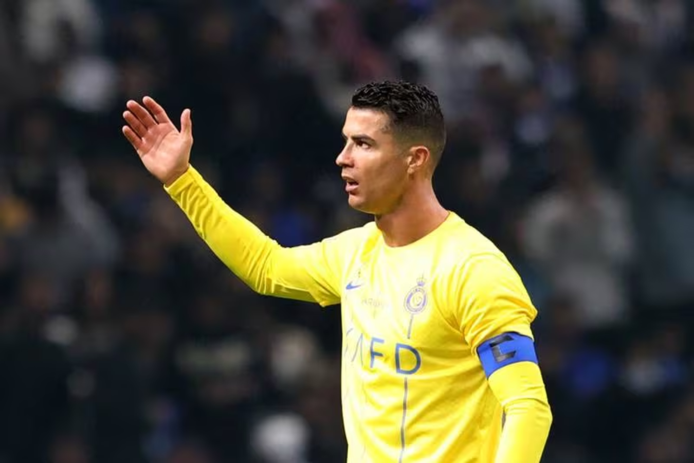 Así reaccionó Cristiano Ronaldo cuando hinchas le cantaron “Messi, Messi”