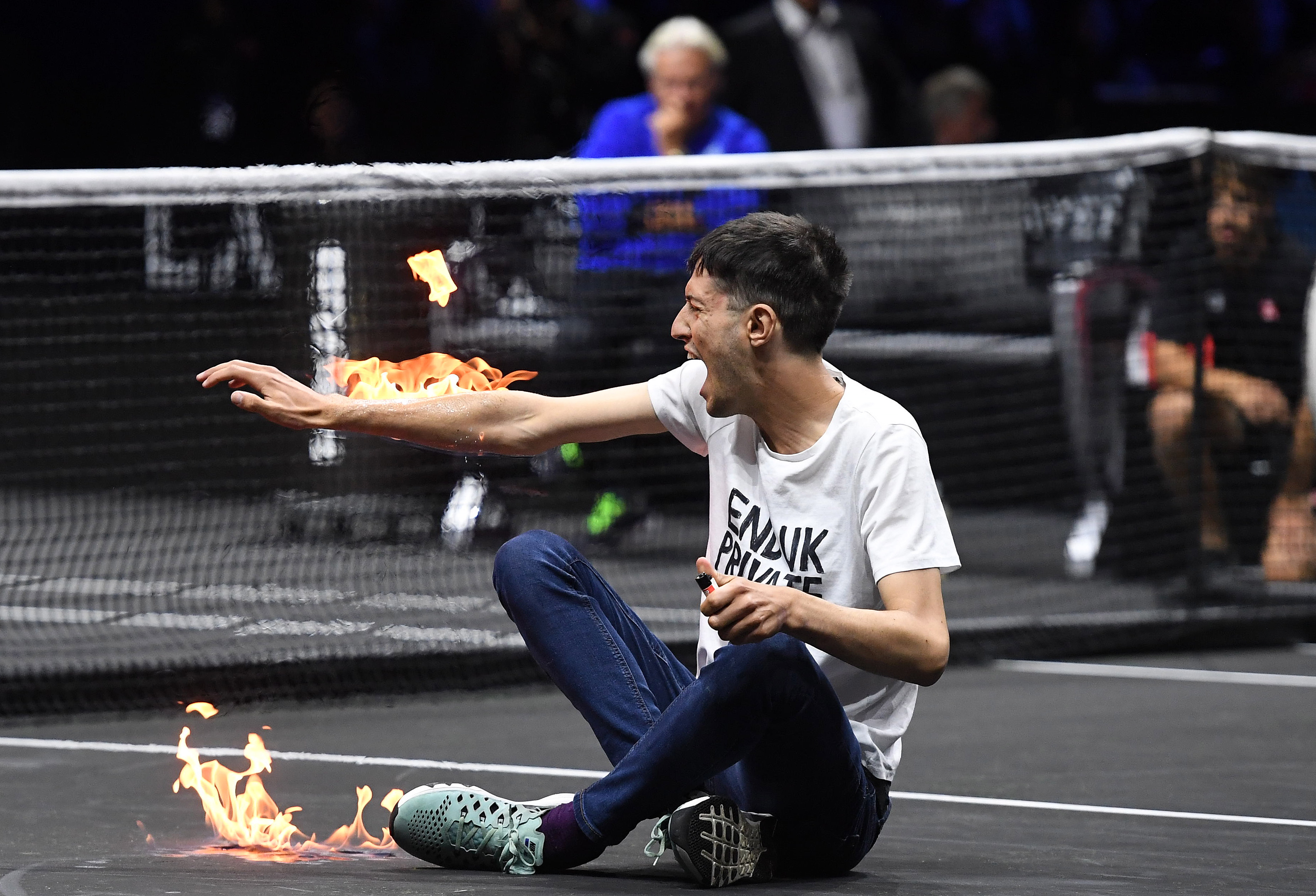 Activista invade la cancha de la Laver Cup y prende fuego a su brazo