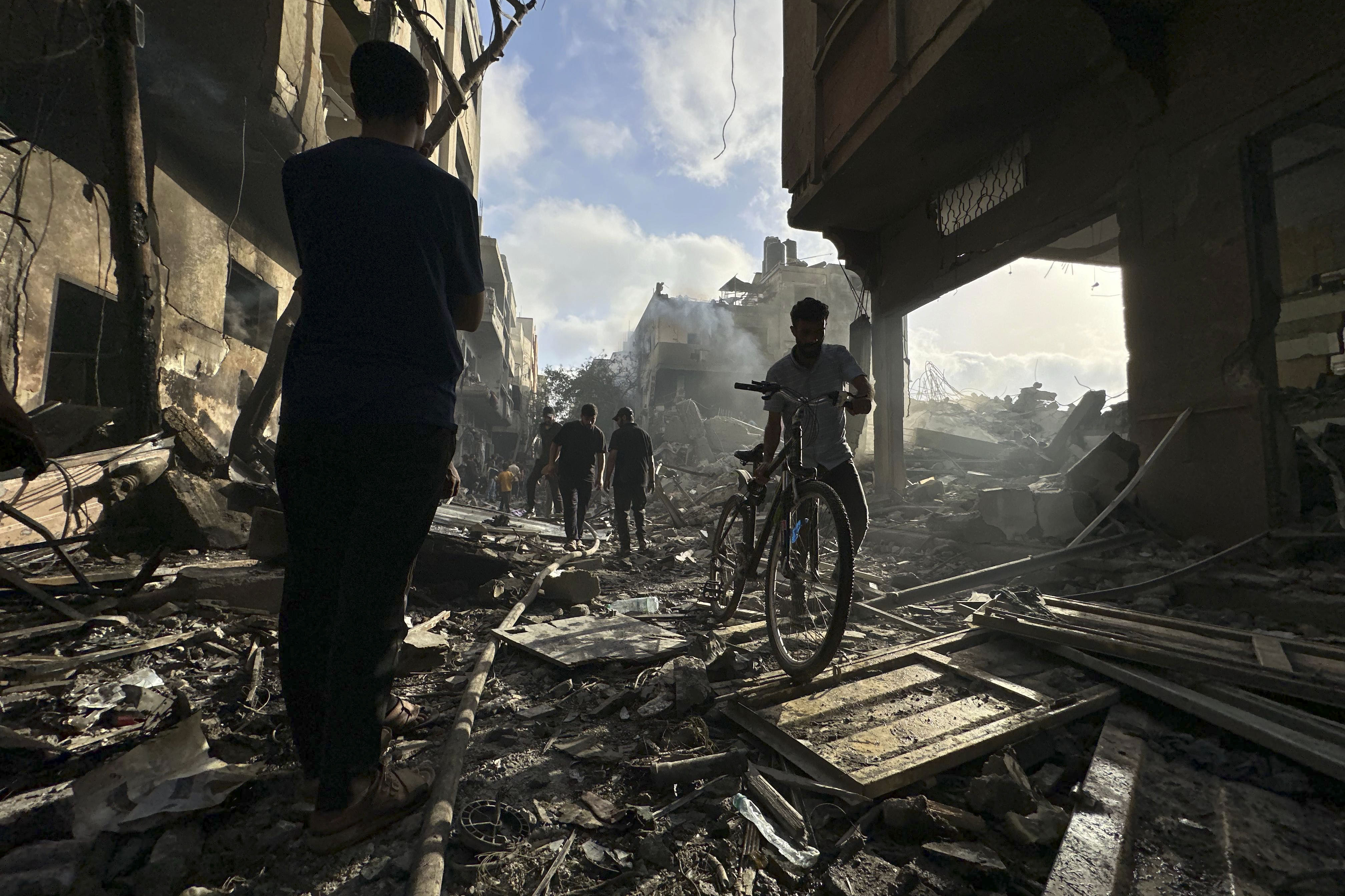 NUSEIRAT (GAZA), 08/06/2024.- Una zona destruida tras una operación militar israelí en el campo de refugiados de Nuseirat, en la zona central de la Franja de Gaza, este sábado, donde al menos 210 gazatíes murieron y más de 400 resultaron heridos bajo el intenso fuego israelí durante la operación de rescate de cuatro rehenes israelíes con vida. Los rehenes rescatados con vida son Noa Argamani, de 25 años, de Almog Meir Jan, de 21, Andrey Kozlov, de 27, y Shlomi Ziv, de 40, que fueron secuestrados por Hamás en el festival de música 'Nova' el 7 de octubre EFE/STR